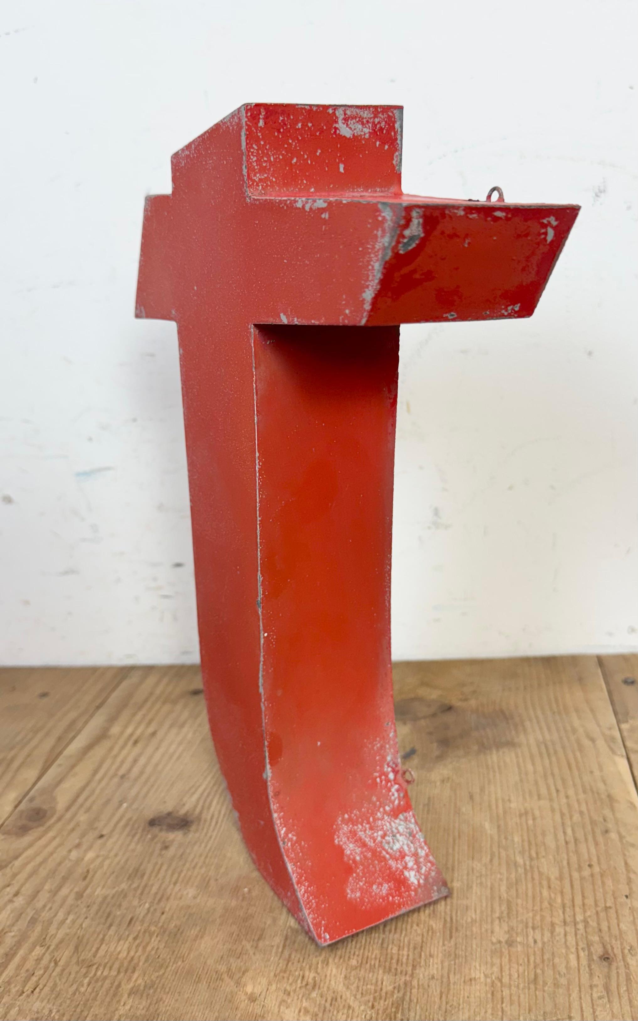 Letra T de fachada de hierro rojo vintage, años 70 Industrial en venta