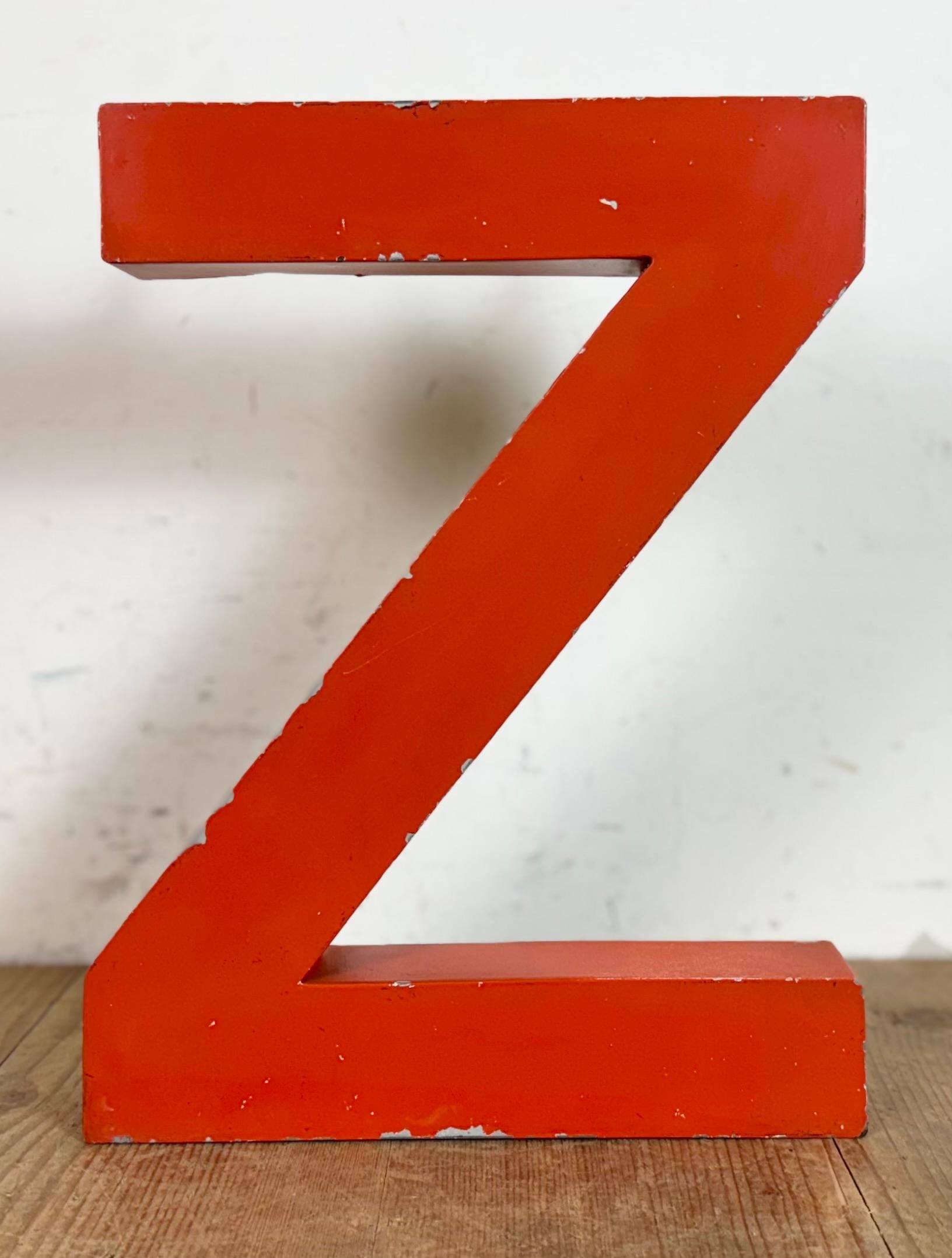 Lettre Z de façade en fer rouge vintage, 1970 Bon état - En vente à Kojetice, CZ
