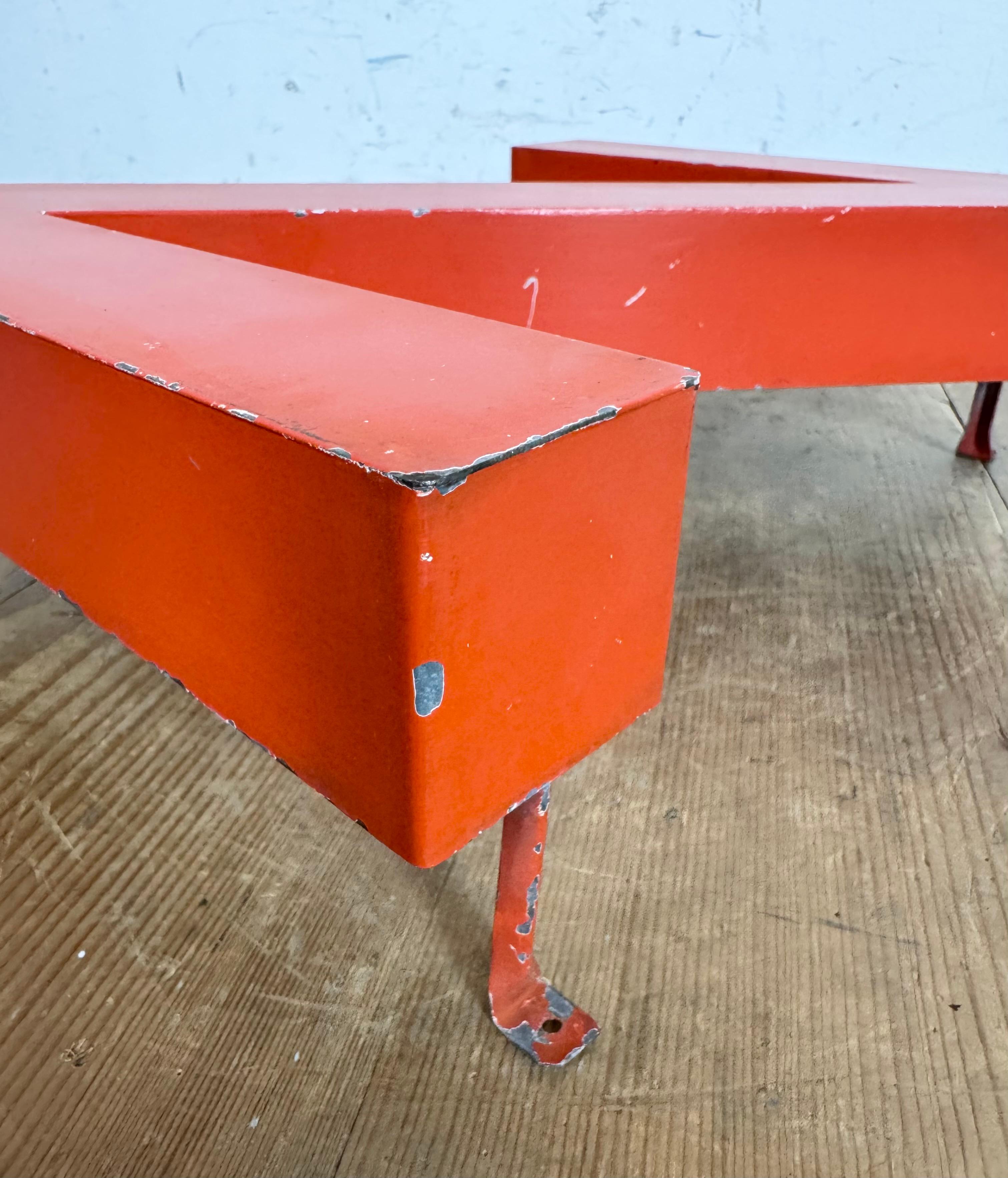 Fin du 20e siècle Lettre Z de façade en fer rouge vintage, 1970 en vente