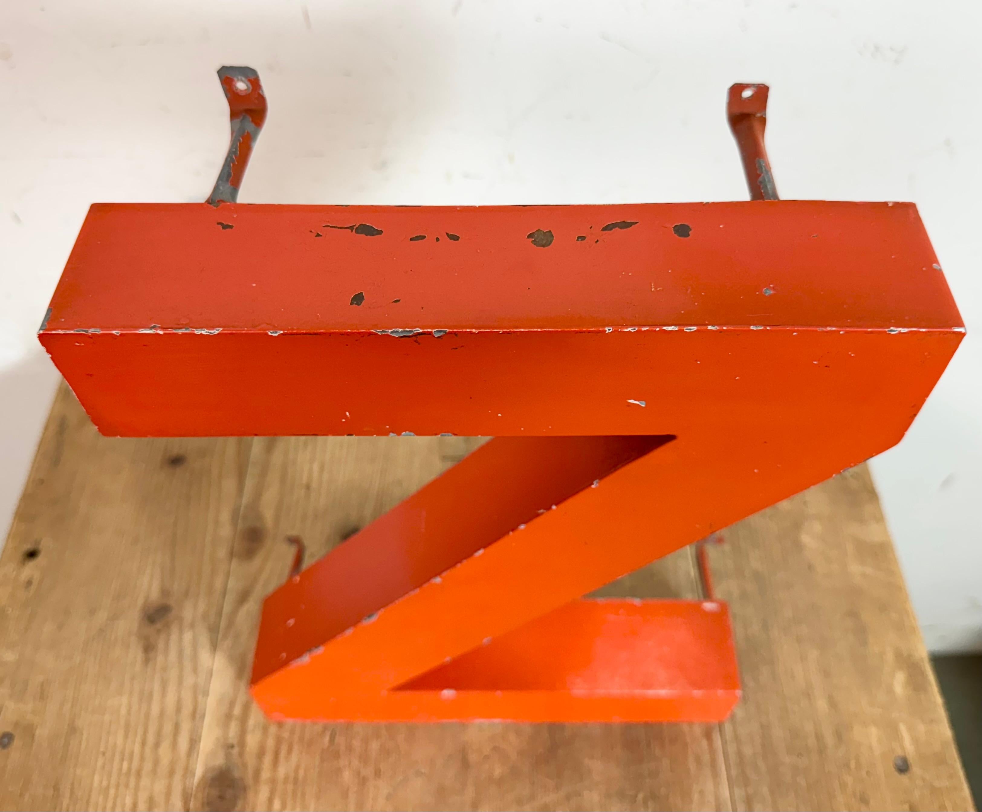 Lettre Z de façade en fer rouge vintage, 1970 en vente 1