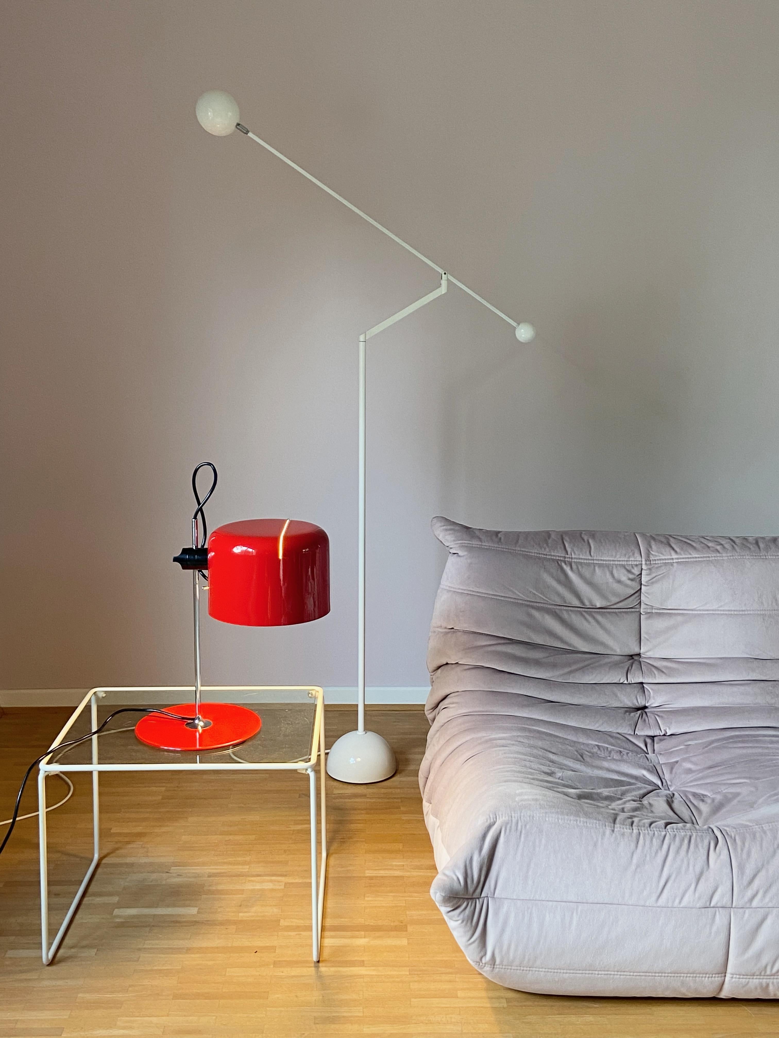 Very nice red Coupe table lamp designed by Joe Colombo 1967 and produced by Oluce, Italy. The lamp is in original paint (red is out of production) and it  is a early Edition. Shade in height adjustable and comes with E26/27 screw socket socket so
