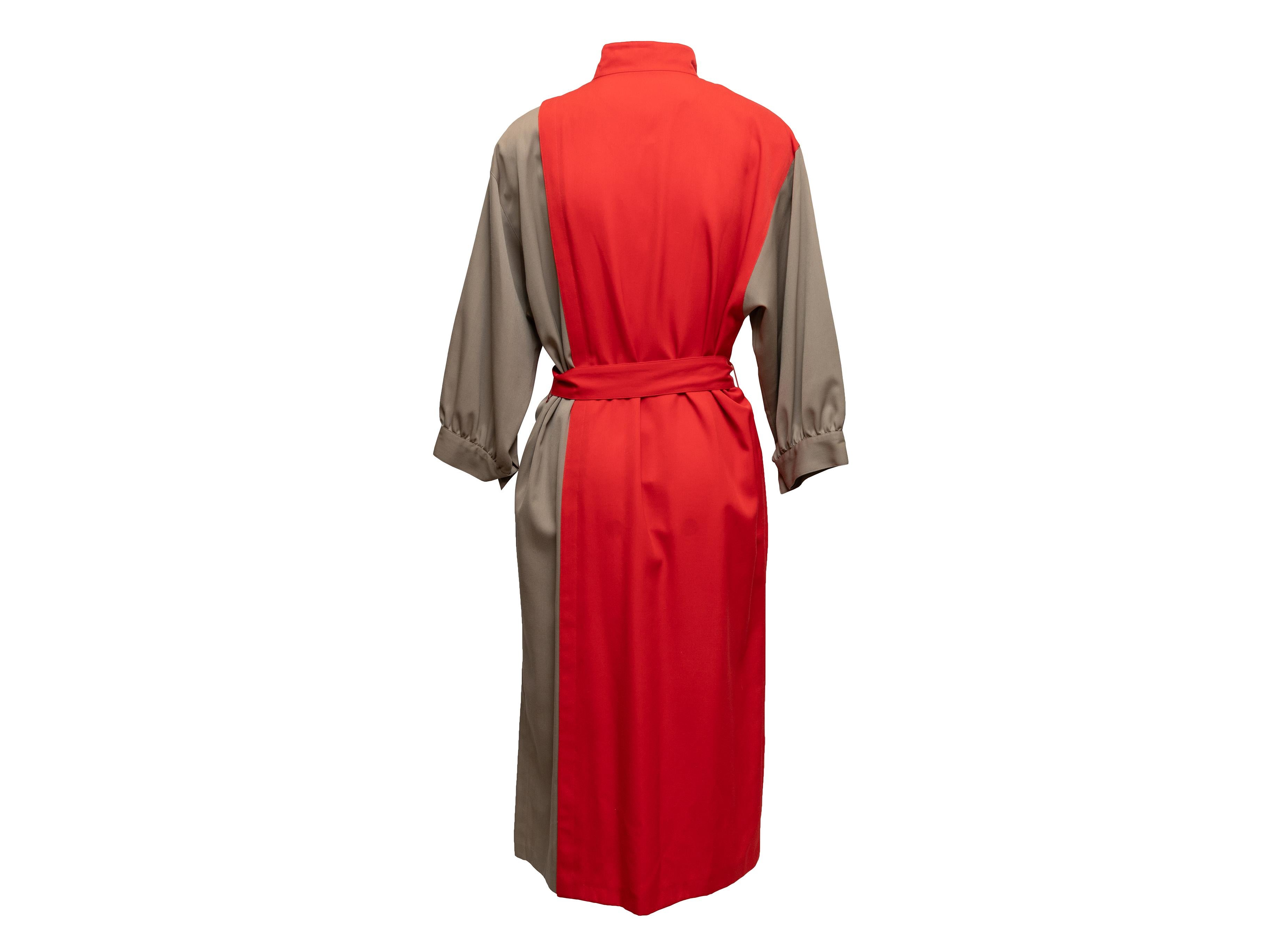 Details zum Produkt: Rotes und khakifarbenes langärmeliges Kleid mit Gürtel von Louis Feraud im Vintage-Stil. Mokka-Ausschnitt. Einzelne Brusttasche. Vordere Verschlüsse. 38