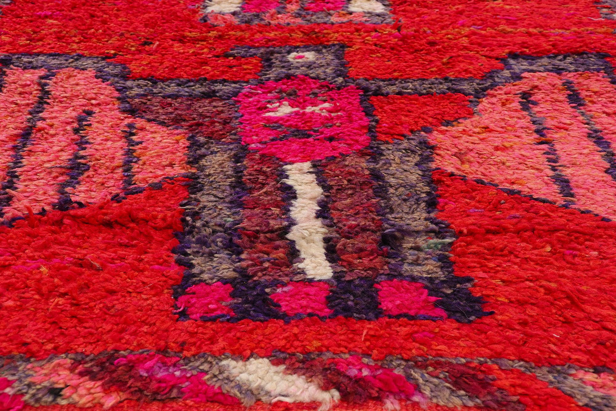 Annodato a mano Tappeto rosso d'epoca raffigurante un'aquila curda in vendita