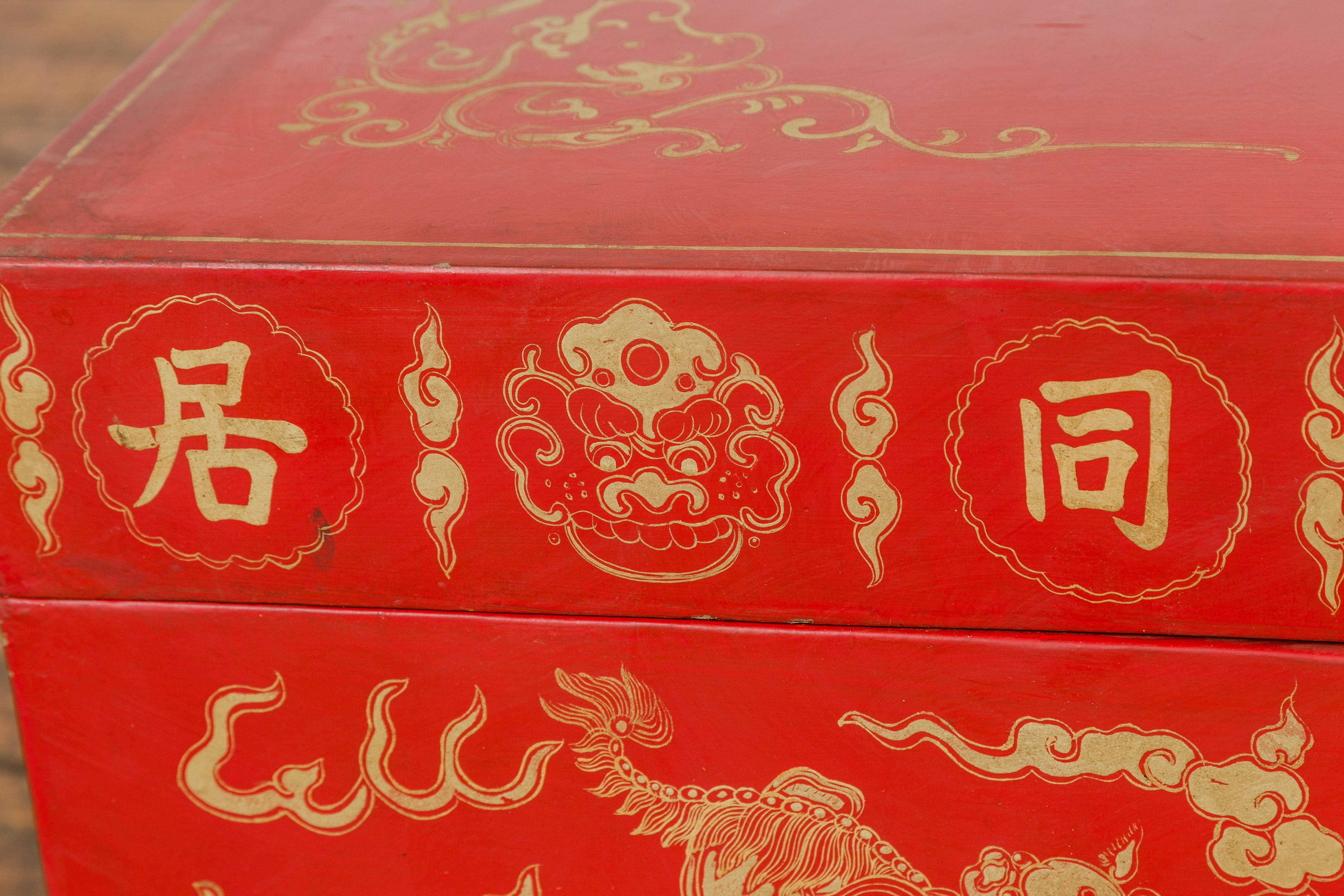 Coffre vintage en laque rouge avec batte dorée, lion gardien, motifs de nuages en vente 4