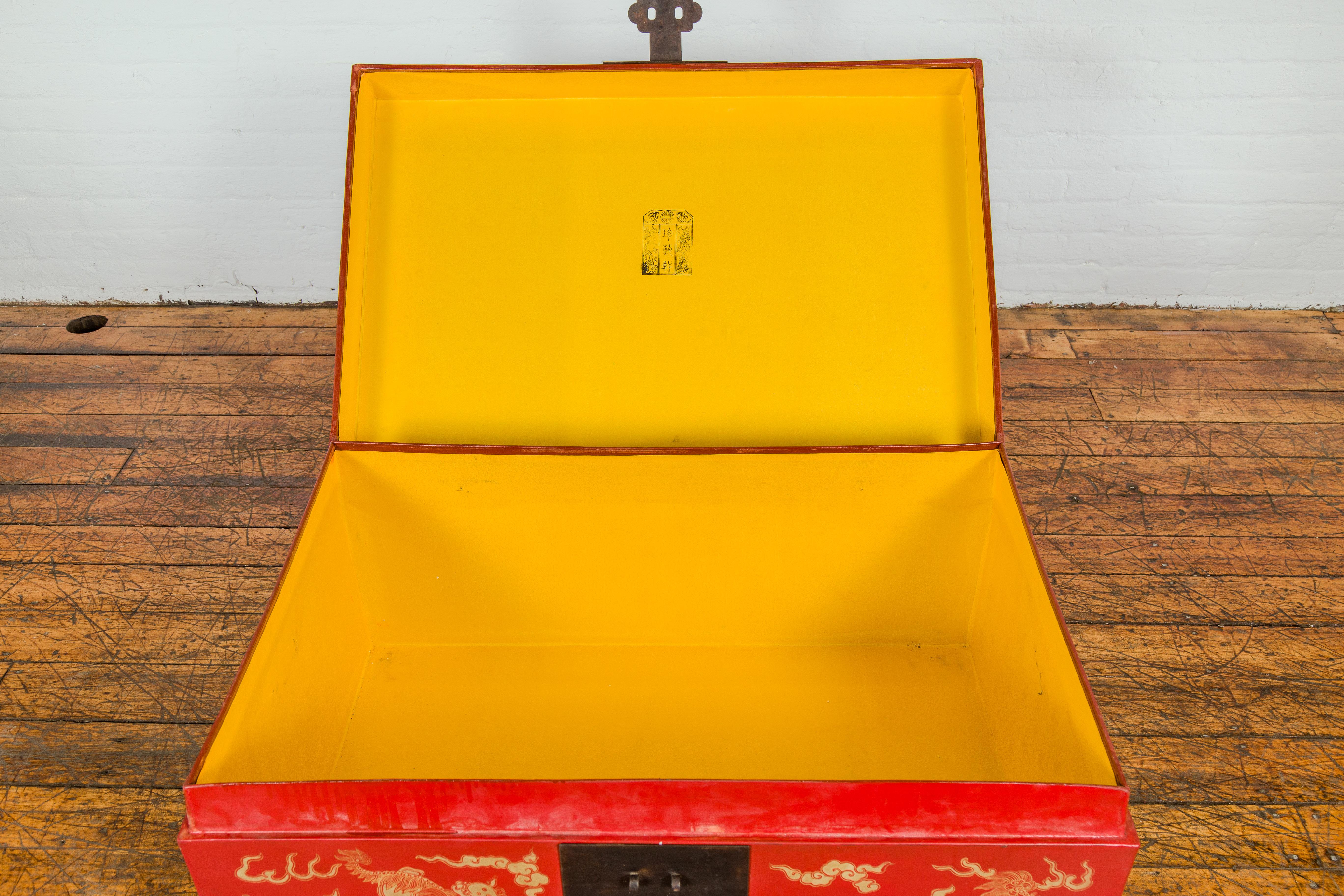 Coffre vintage en laque rouge avec batte dorée, lion gardien, motifs de nuages en vente 6