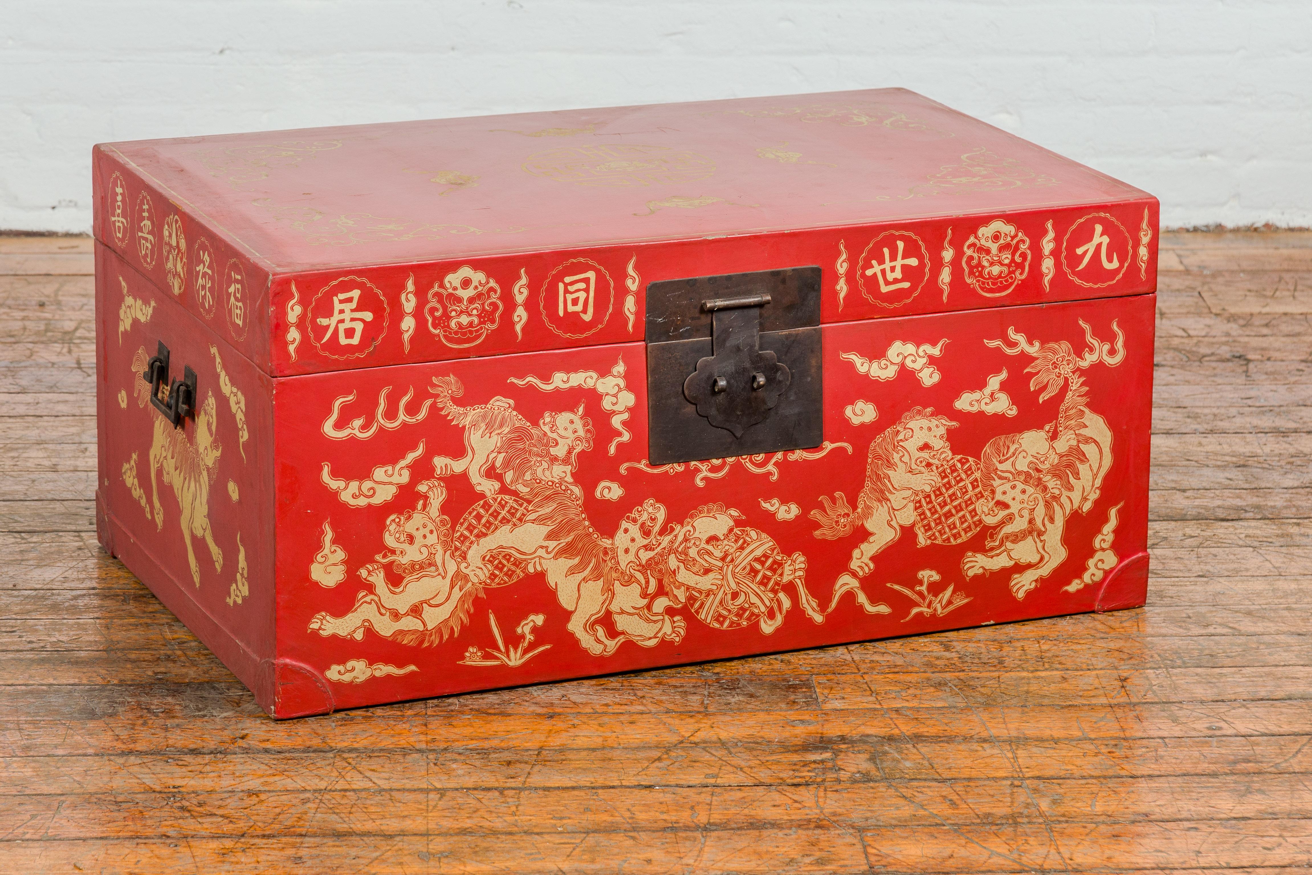 Coffre vintage en laque rouge avec batte dorée, lion gardien, motifs de nuages en vente 8