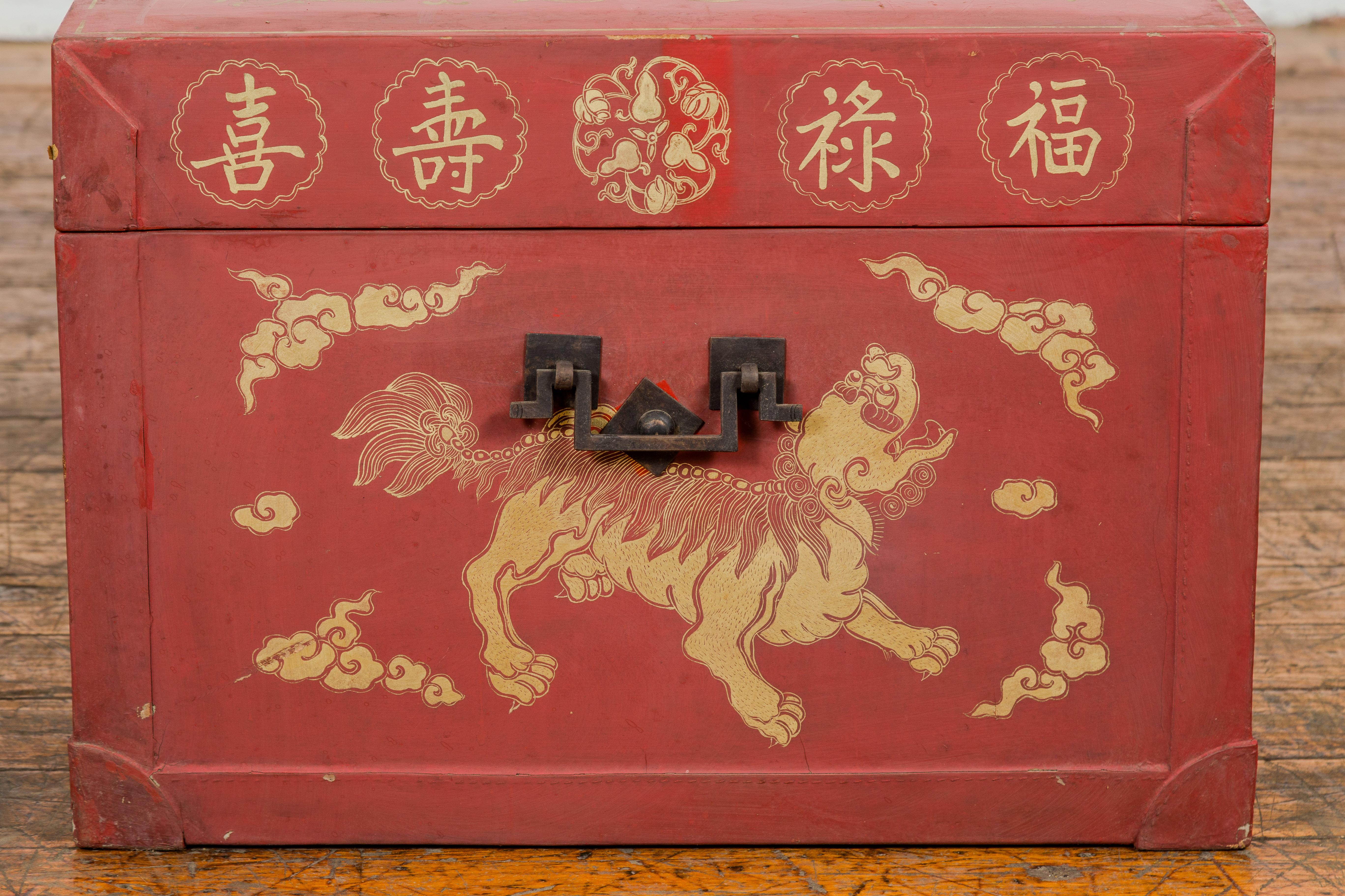 Coffre vintage en laque rouge avec batte dorée, lion gardien, motifs de nuages en vente 11