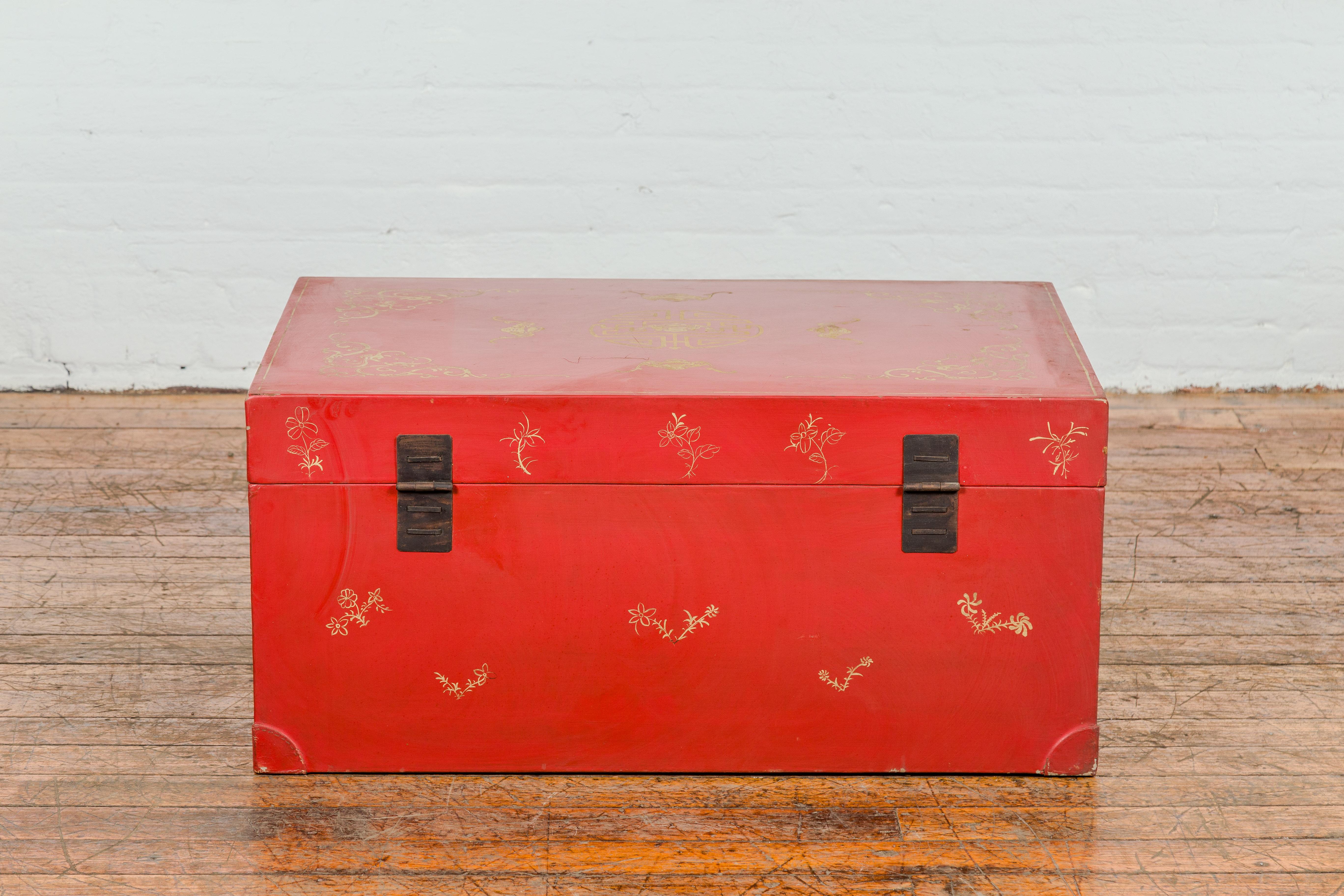 Vintage Red Lacquer Blanket Chest with Gilded Bat, Guardian Lion, Cloud Motifs For Sale 12