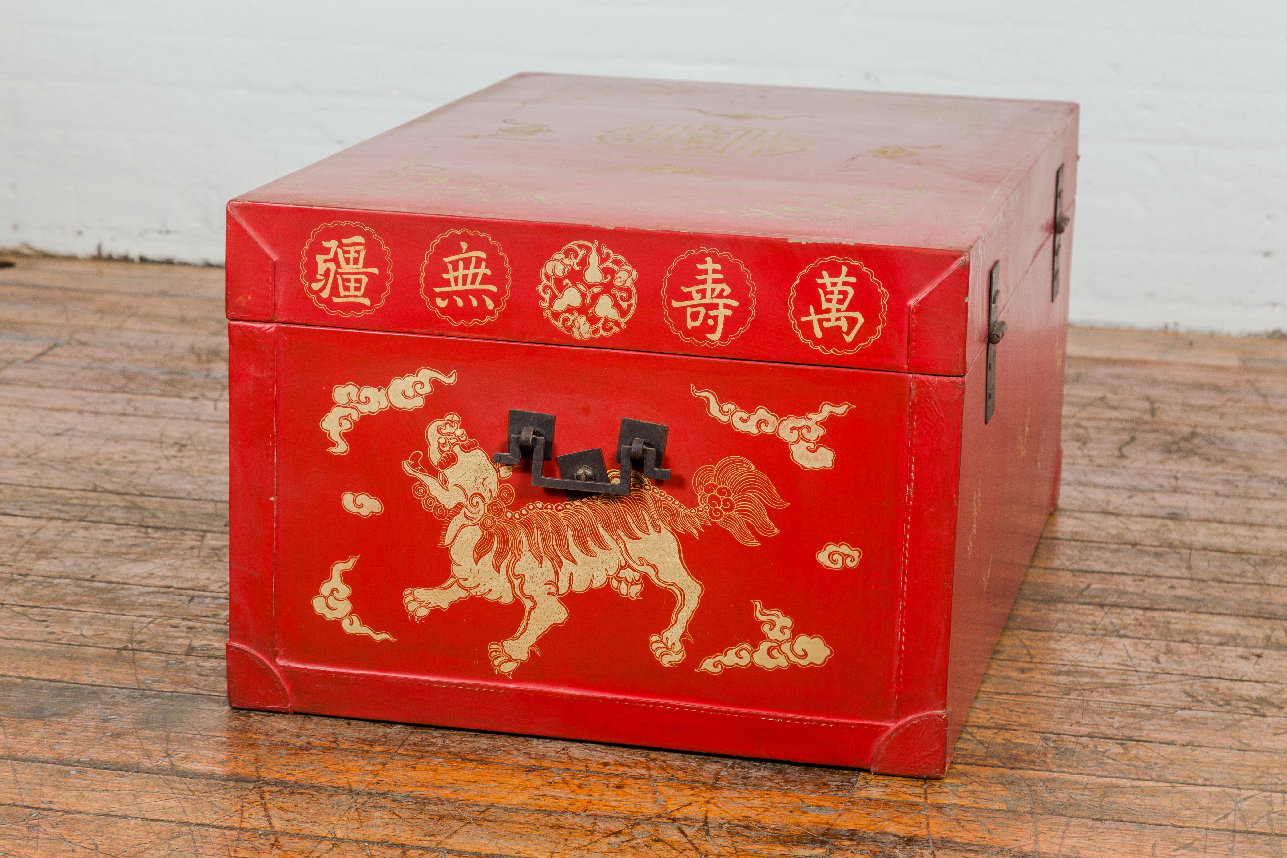 Coffre vintage en laque rouge avec batte dorée, lion gardien, motifs de nuages en vente 13