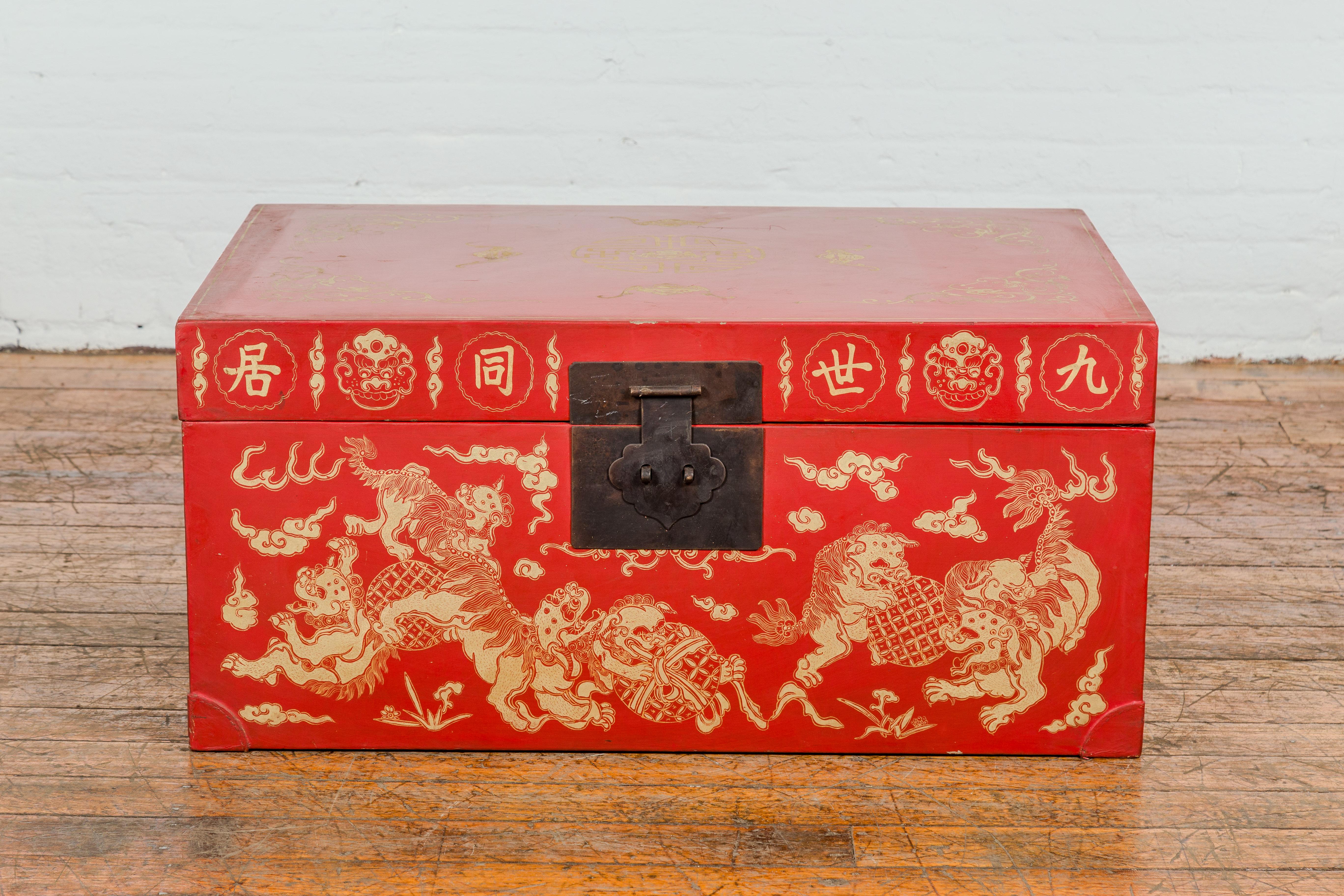 Chinois Coffre vintage en laque rouge avec batte dorée, lion gardien, motifs de nuages en vente