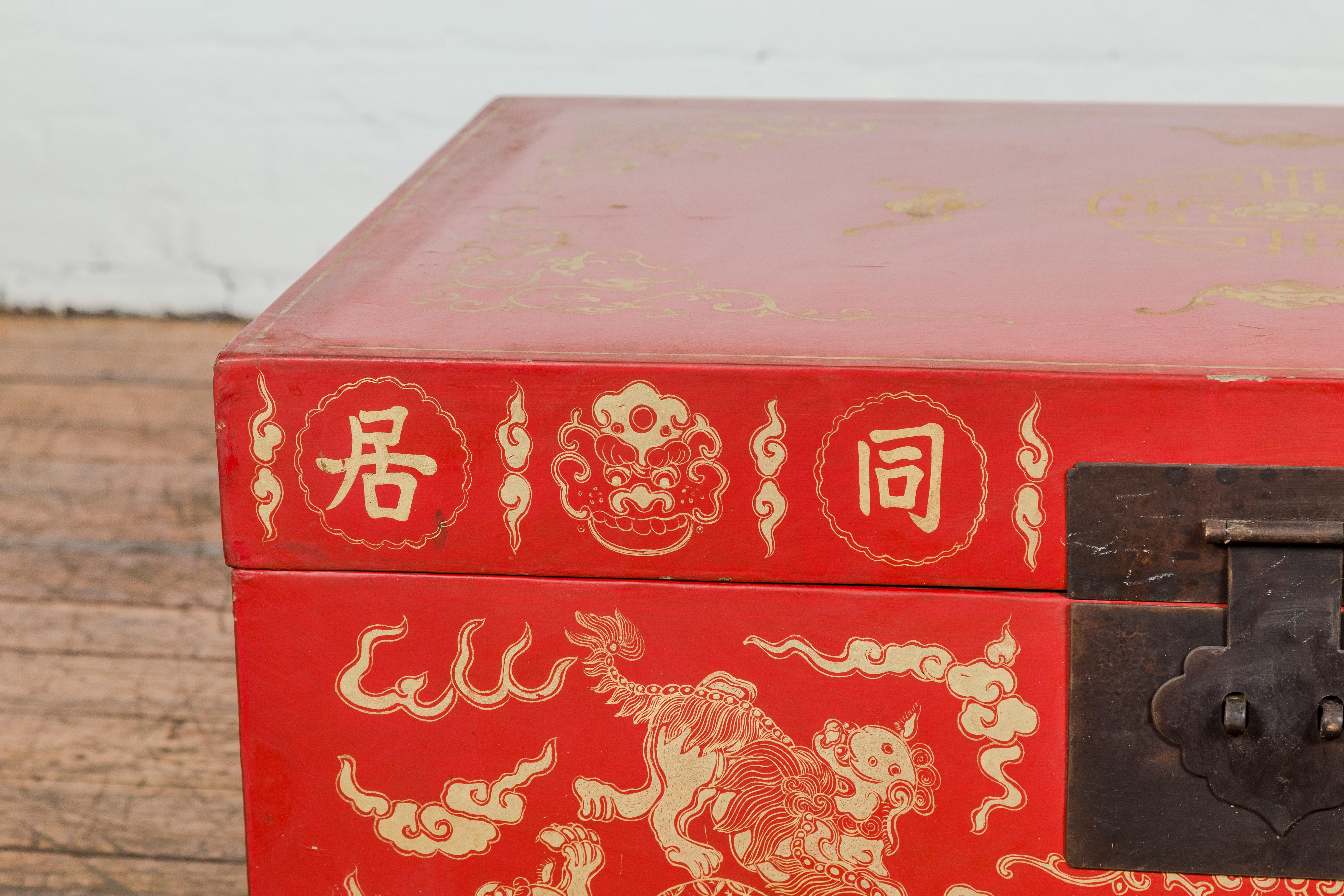 Rote Lack-Deckentruhe im Vintage-Stil mit vergoldeter Fledermaus, Guardian Lion, Wolkenmotiven (Vergoldet) im Angebot