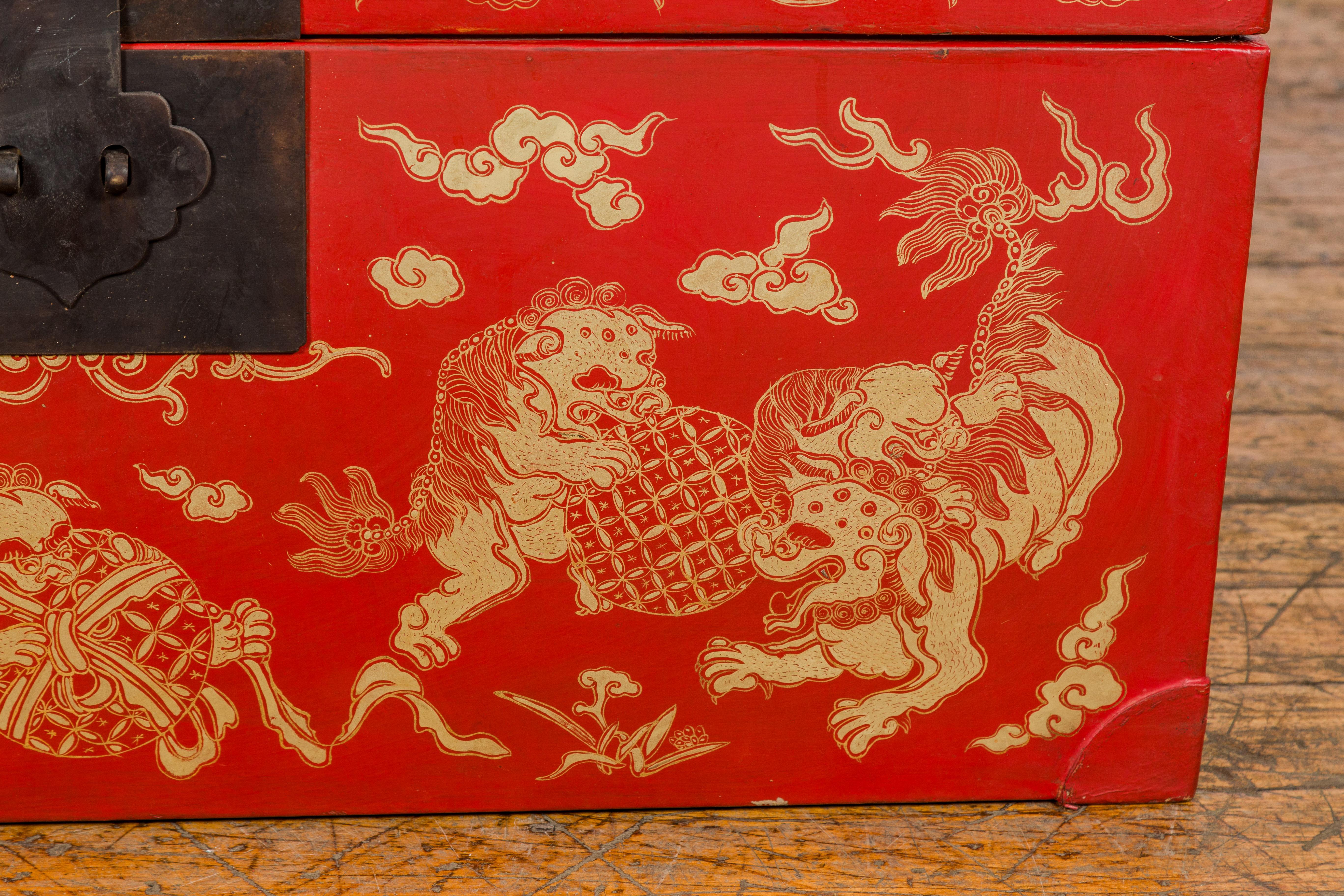 Coffre vintage en laque rouge avec batte dorée, lion gardien, motifs de nuages en vente 1
