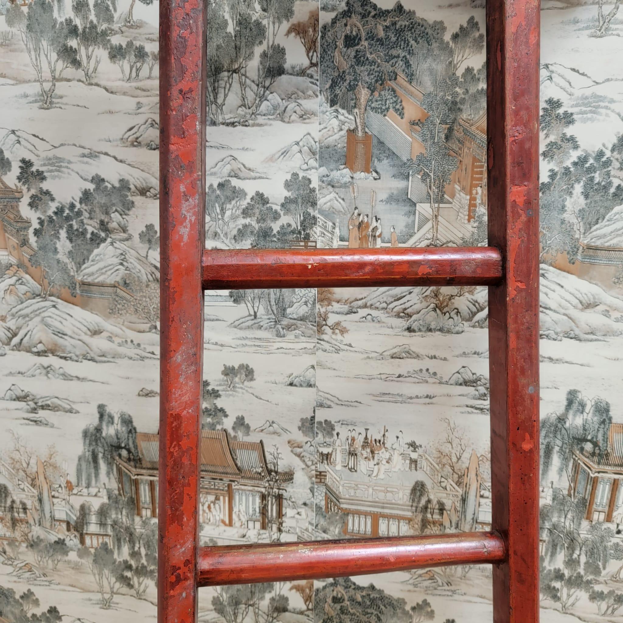 Fin du 20e siècle Vieille échelle décorative chinoise en orme laqué rouge	 en vente