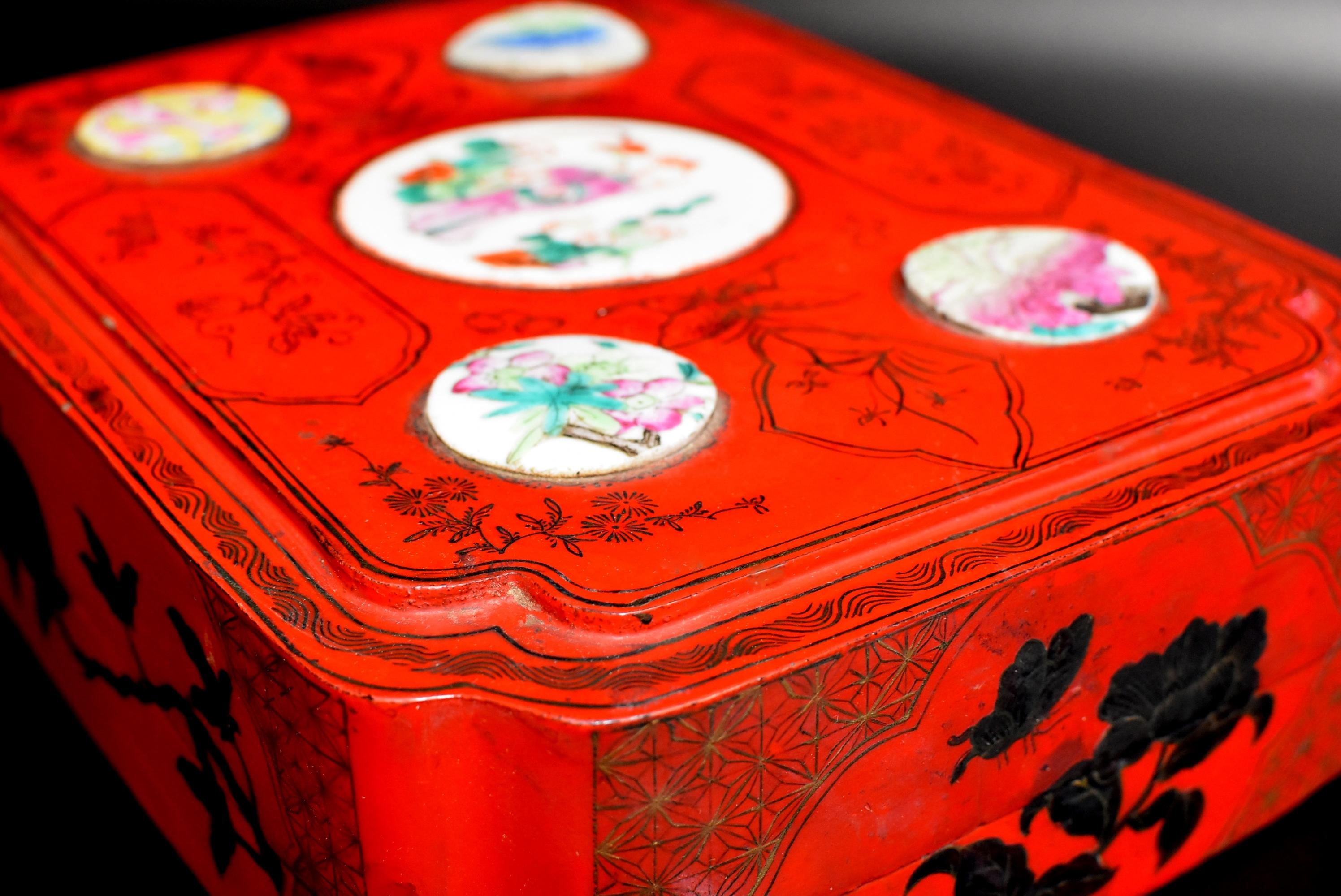 Vintage Red Lacquered Chinese Box with Antique Porcelains 15