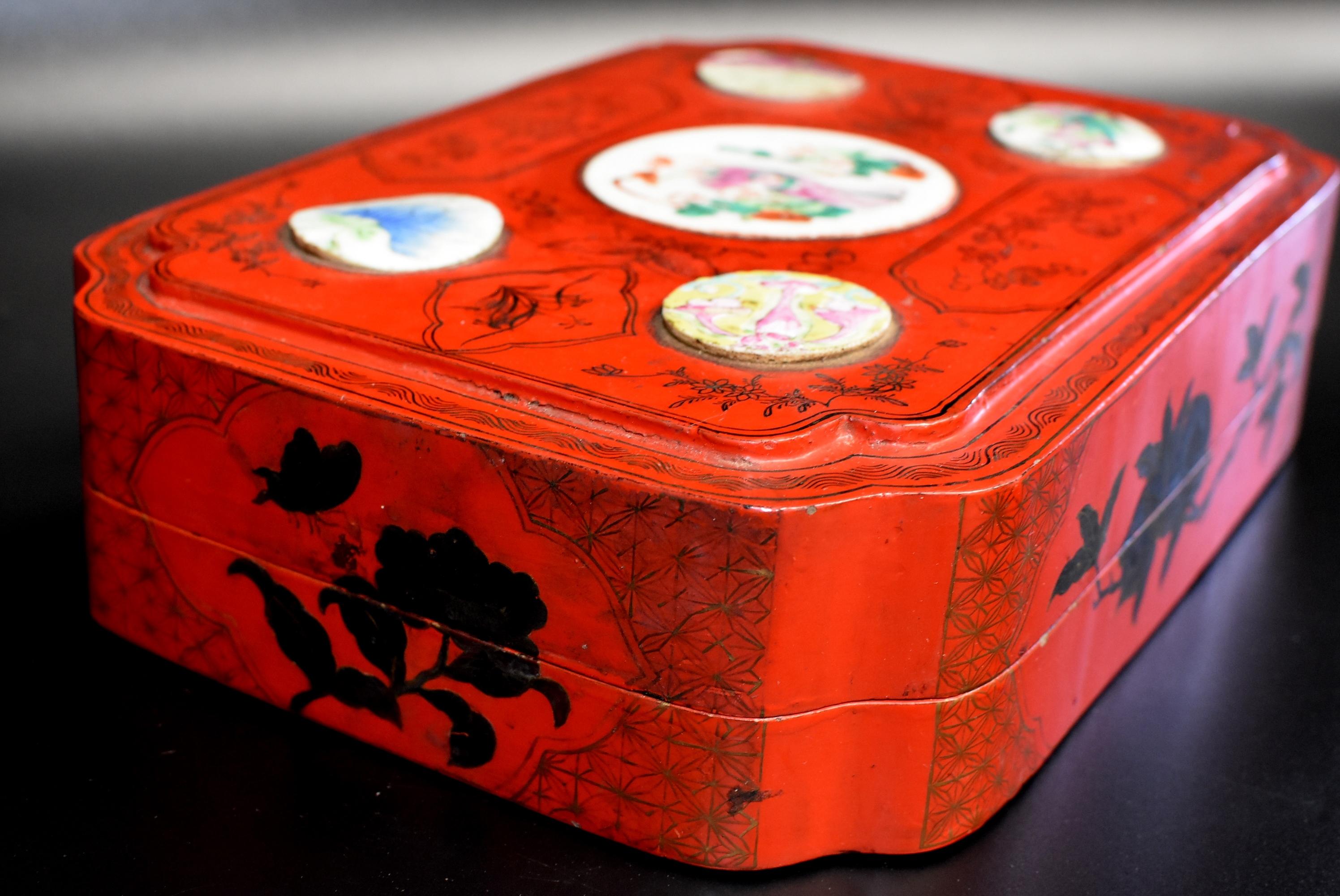Vintage Red Lacquered Chinese Box with Antique Porcelains 16