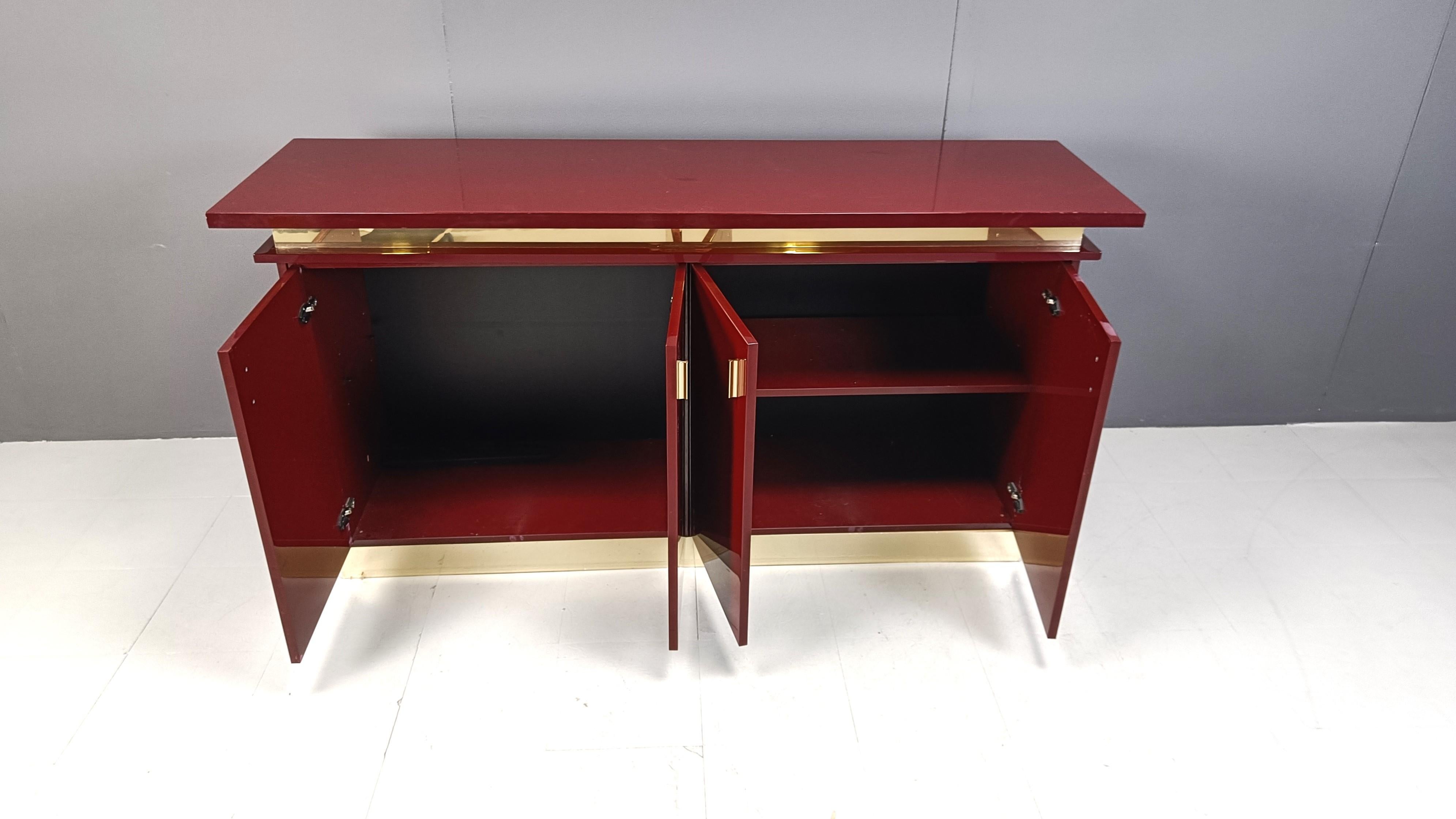 
Buffet laqué rouge brillant avec quincaillerie en laiton.

Une pièce magnifique et luxueuse.

Bon état général avec une usure normale liée à l'âge.

Années 1980 - France

Dimensions :
Hauteur : 95 cm
Largeur : 180 cm
Profondeur : 55 cm

Réf. :