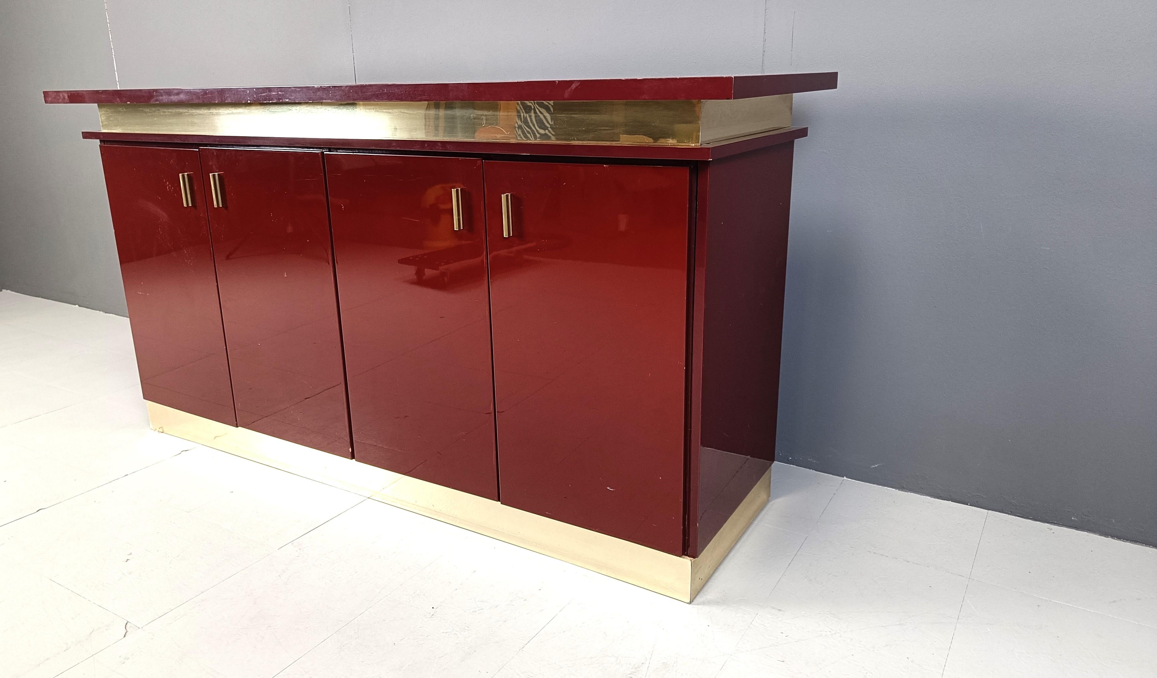 Laiton Enfilade laqué rouge vintage, années 1980 en vente