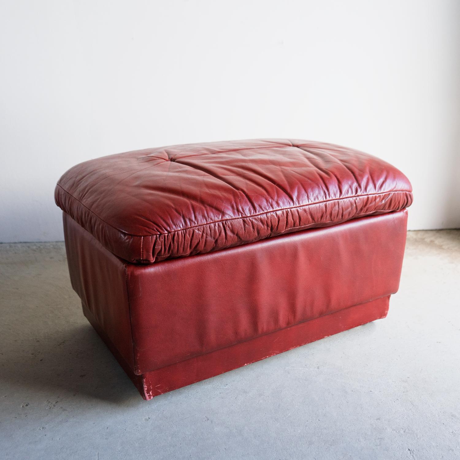 VINTAGE LEATHER CHAIR AND FOOTSTOOL

A stylish and very comfortable, Mid-Century upholstered button-back red leather chair with matching footstool.

We can’t find a maker’s mark but probably British in origin or possibly Danish.

Dating from the