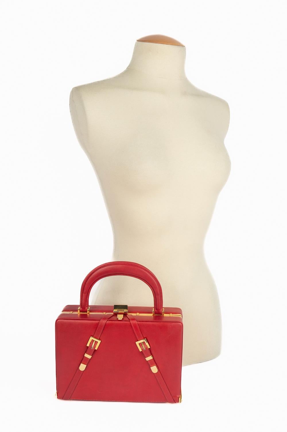 UNKNOWN - Sac Vintage 'box' en cuir rouge et métal doré. A signaler, quelques traces sur le cuir.

Condit :
Bon état

Dimensions :
Longueur : 22 cm - Hauteur : 15 cm - Profondeur : 7 cm - Poignée : 28 cm

SKU:S248


