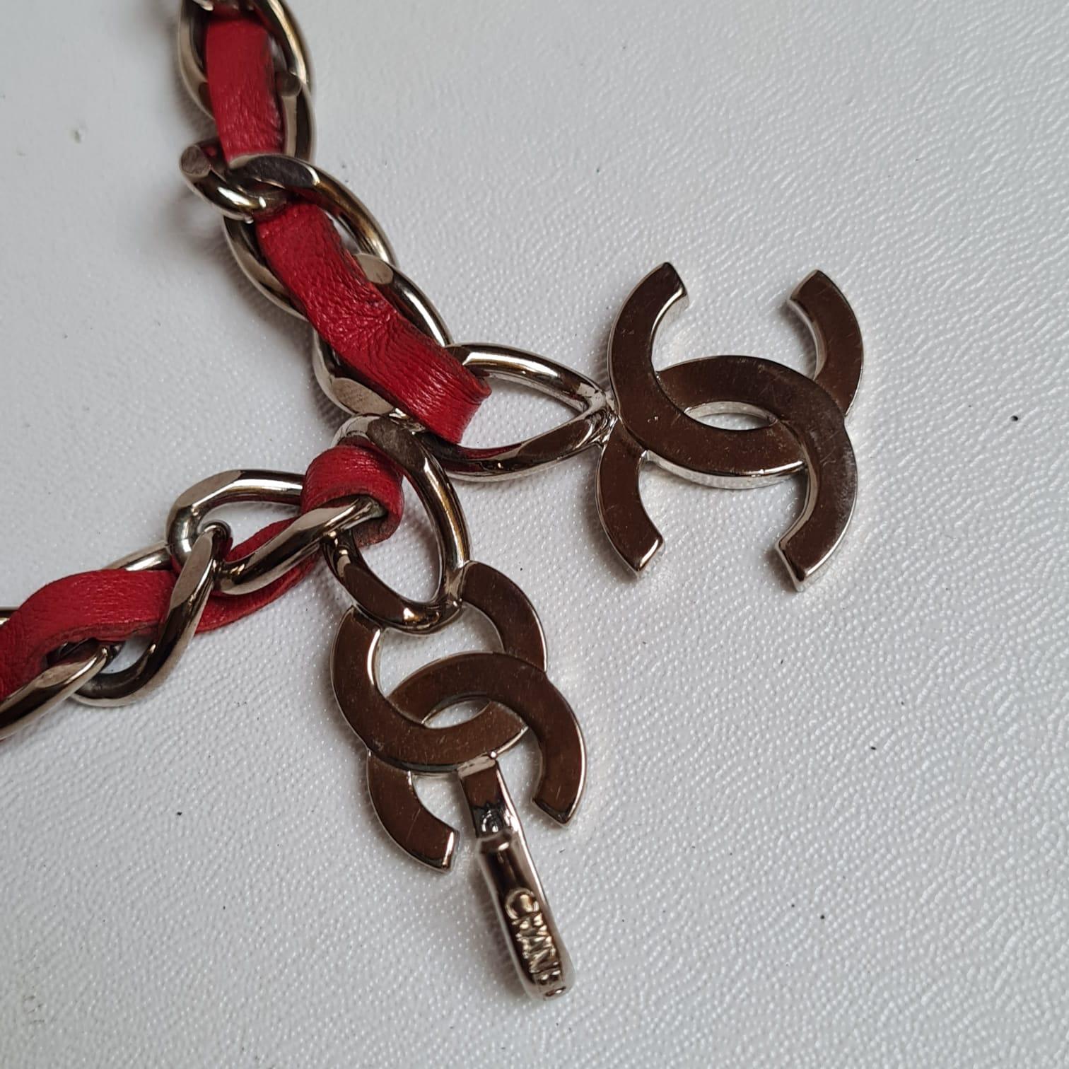Beautiful single layer cc chain belt in great condition. Minor scuffs on the leather area. A lot of CC logo all around. Can be worn as necklace. Comes as it is. Belt length is 80 cm.