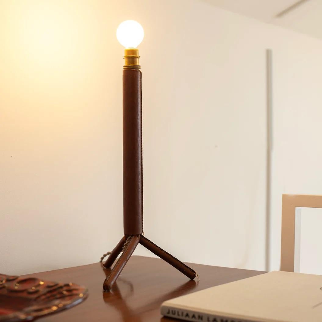 Eine mit rotem Leder bezogene Stand-/Schreibtischlampe. Obwohl es durch die Alterung einen Vintage-Charakter hat, fühlt es sich eher weich als hart an.

