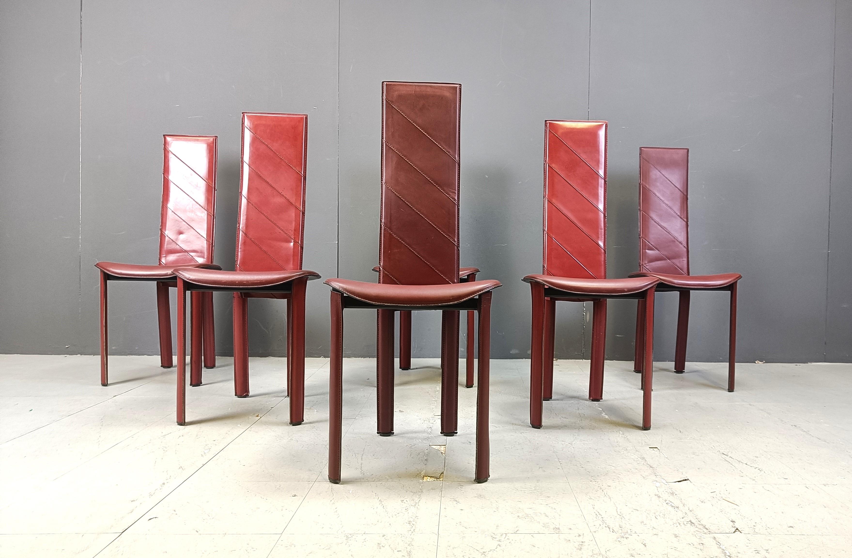 Italienische Vintage-Esszimmerstühle aus rotem Leder mit hoher Rückenlehne, 6er-Set, 1980er-Jahre (Ende des 20. Jahrhunderts) im Angebot