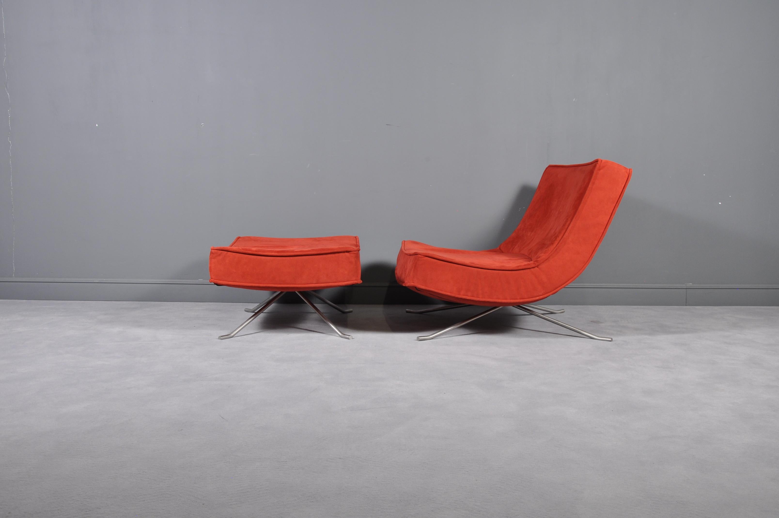 Measures: Chair W 90 / D 80 / H 71 cm seat H 35 cm

Ottoman W 90 / D 60 / H 35 cm

Lounge chair and ottoman by Christian Werner for Ligne Roset, France, 1990s.Originally designed by Christian Werner in 1990s, the Pop chair combines soft curves