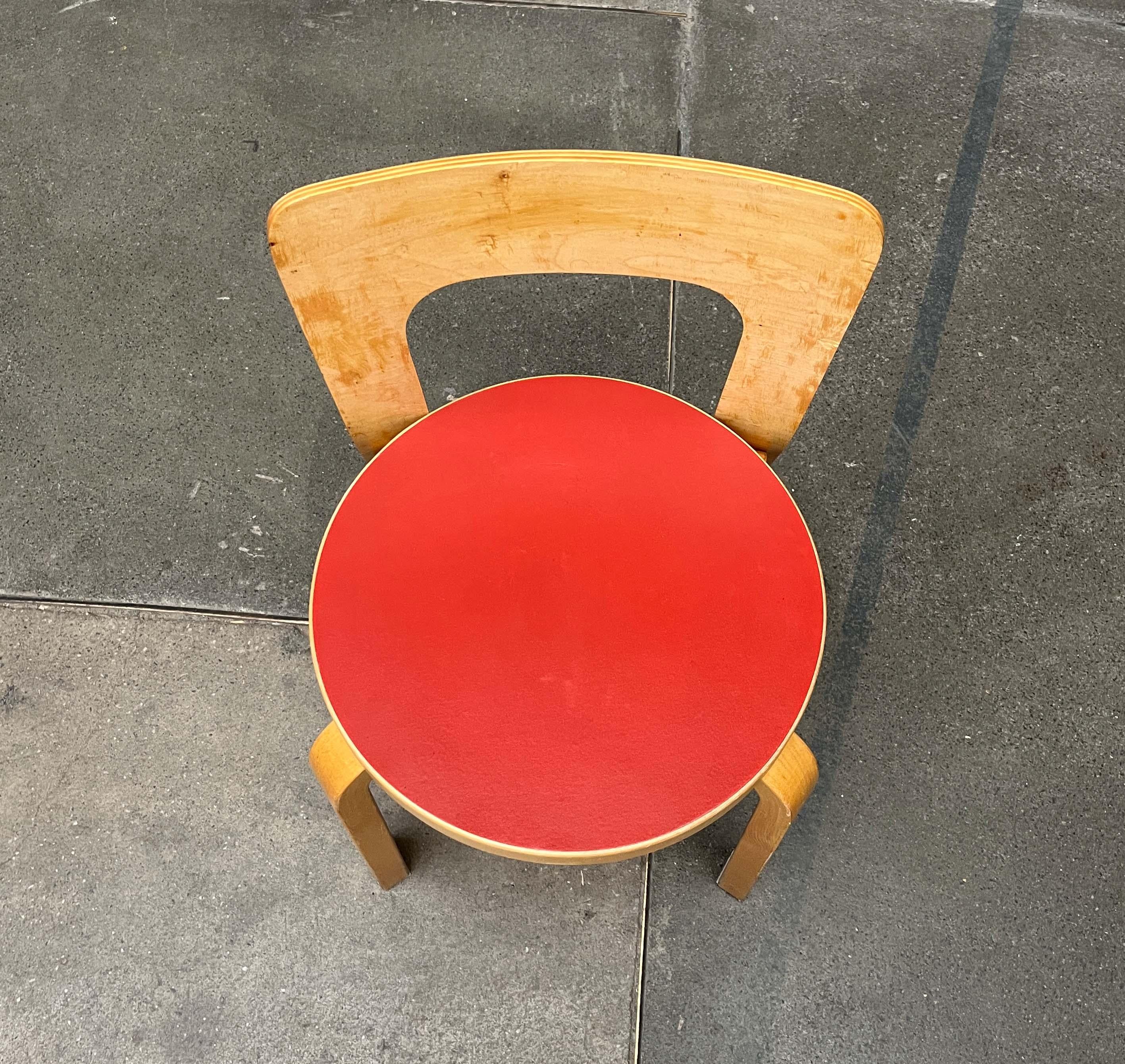 Vintage Red Linoleum N65 Kinderstuhl von Alvar Aalto für Artek, Finnland, 1970er Jahre im Angebot 5