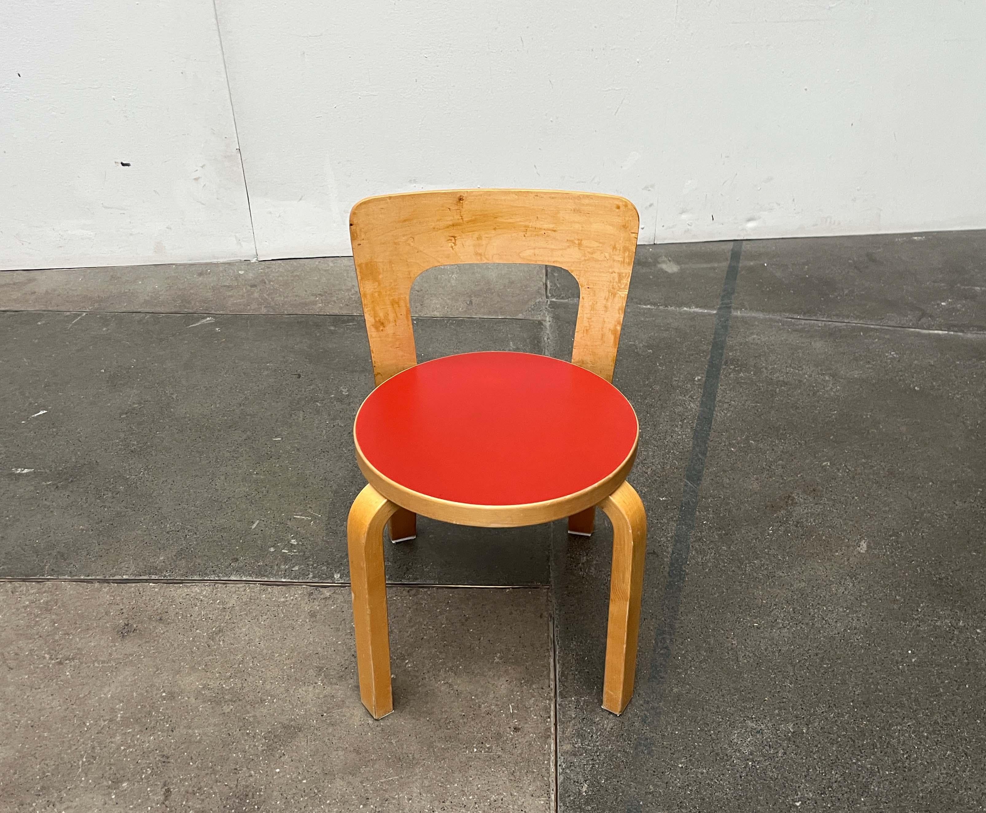 Vintage Red Linoleum N65 Kinderstuhl von Alvar Aalto für Artek, Finnland, 1970er Jahre im Angebot 9
