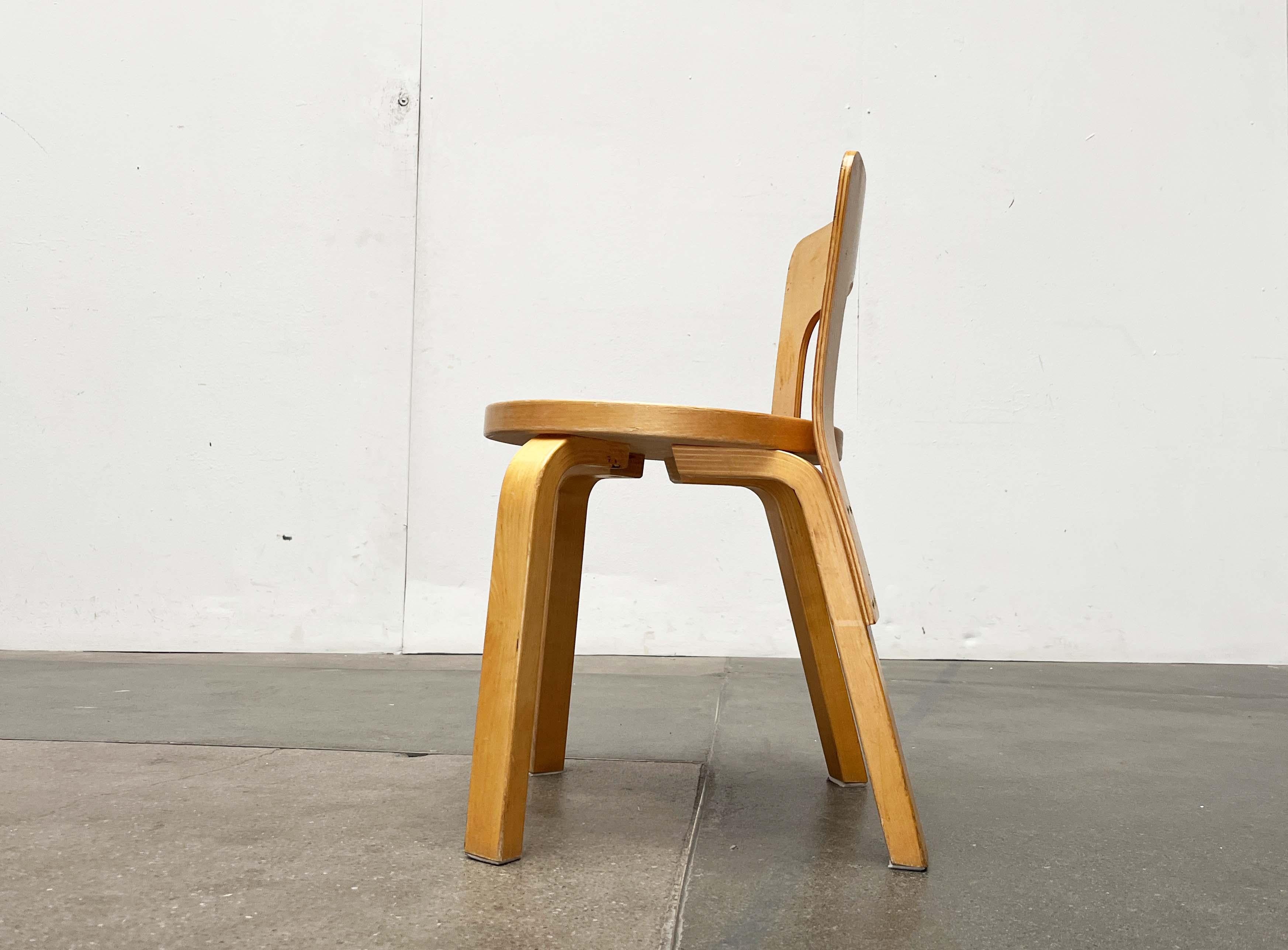 Vintage Red Linoleum N65 Kinderstuhl von Alvar Aalto für Artek, Finnland, 1970er Jahre (Moderne der Mitte des Jahrhunderts) im Angebot