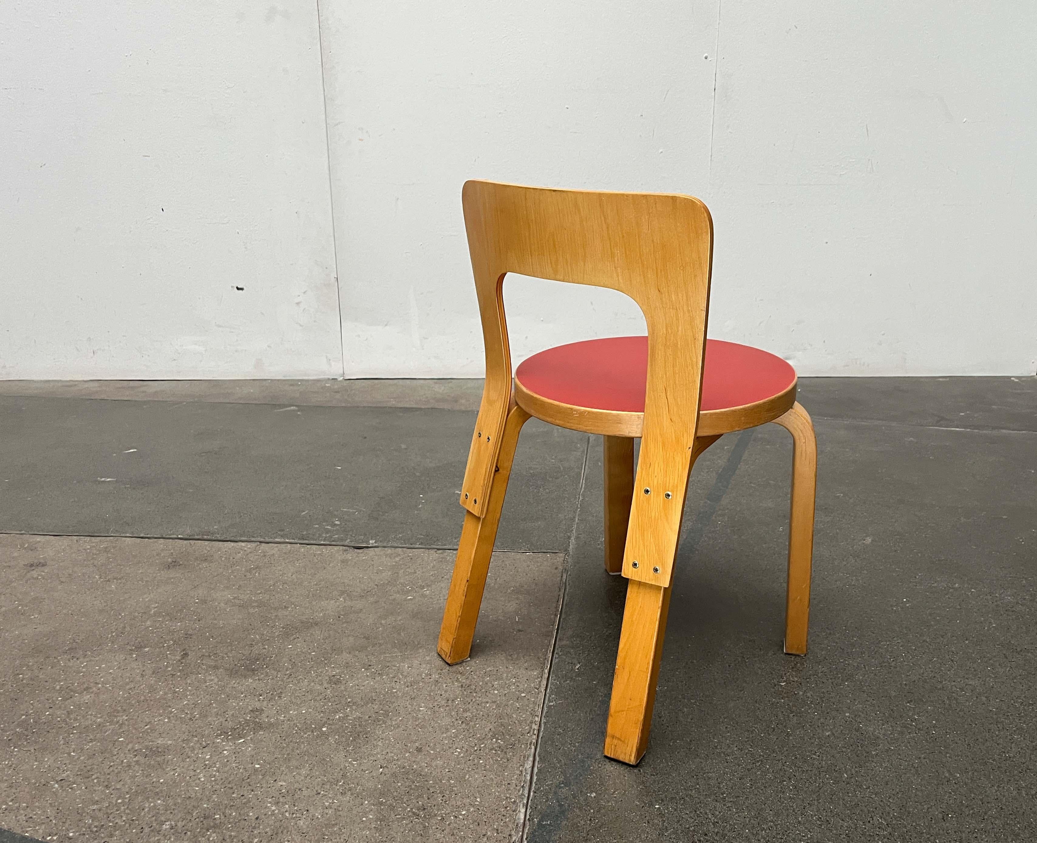 Vintage Red Linoleum N65 Kinderstuhl von Alvar Aalto für Artek, Finnland, 1970er Jahre (Ende des 20. Jahrhunderts) im Angebot