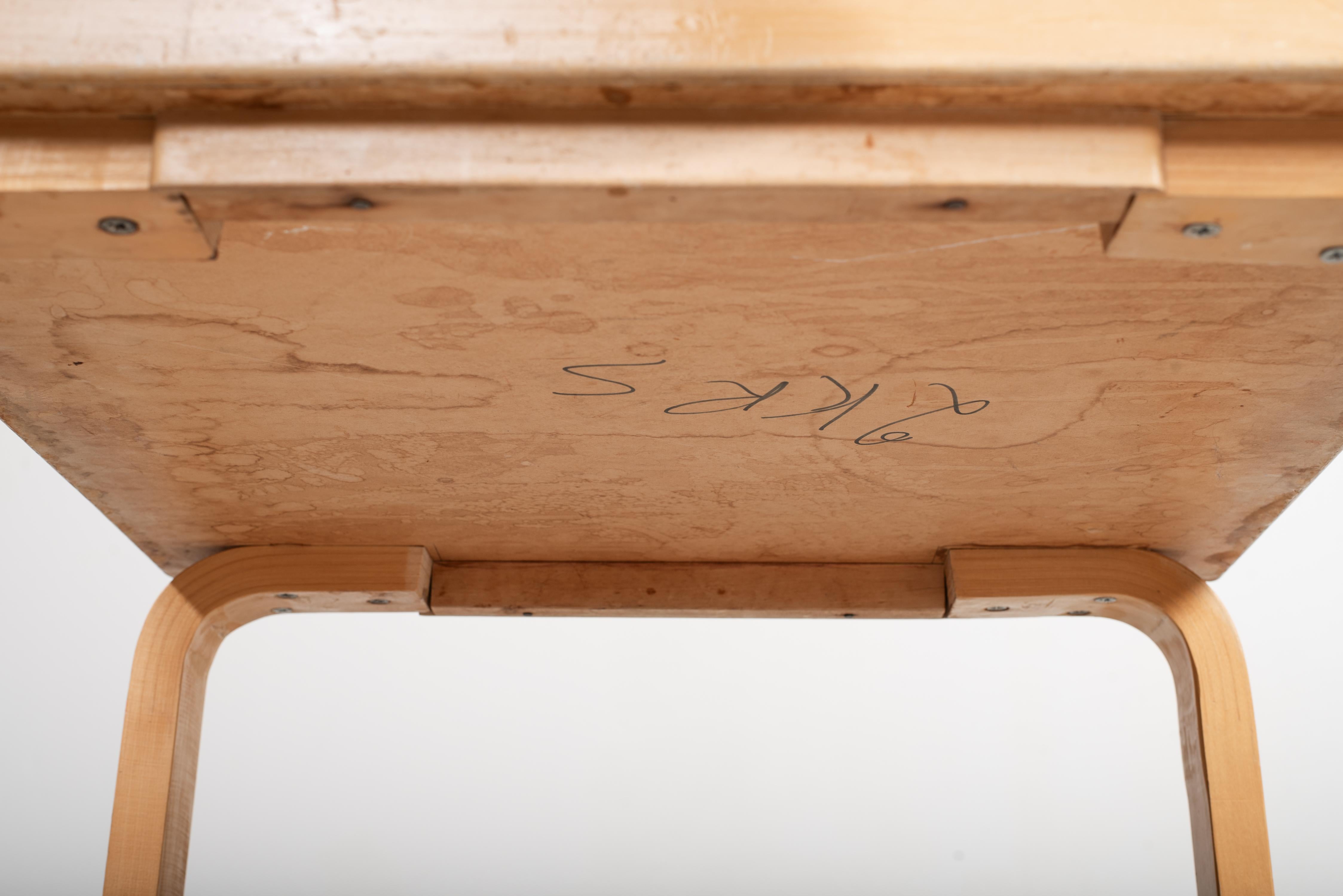 Table vintage à plateau en linoléum rouge par Alvar Aalto+Aalto pour Artek, Finlande, années 1950 en vente 3