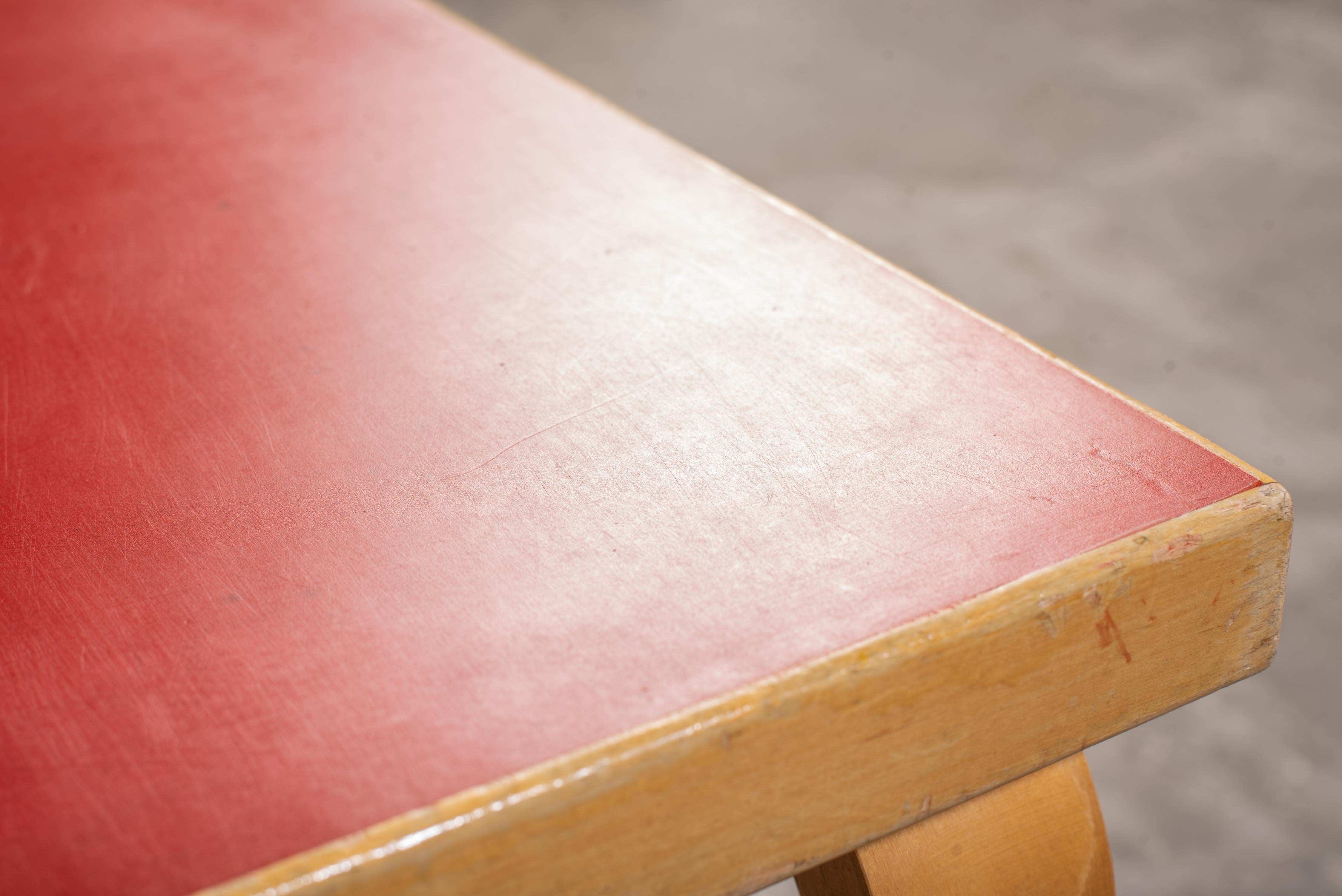 Table vintage à plateau en linoléum rouge par Alvar Aalto+Aalto pour Artek, Finlande, années 1950 en vente 6