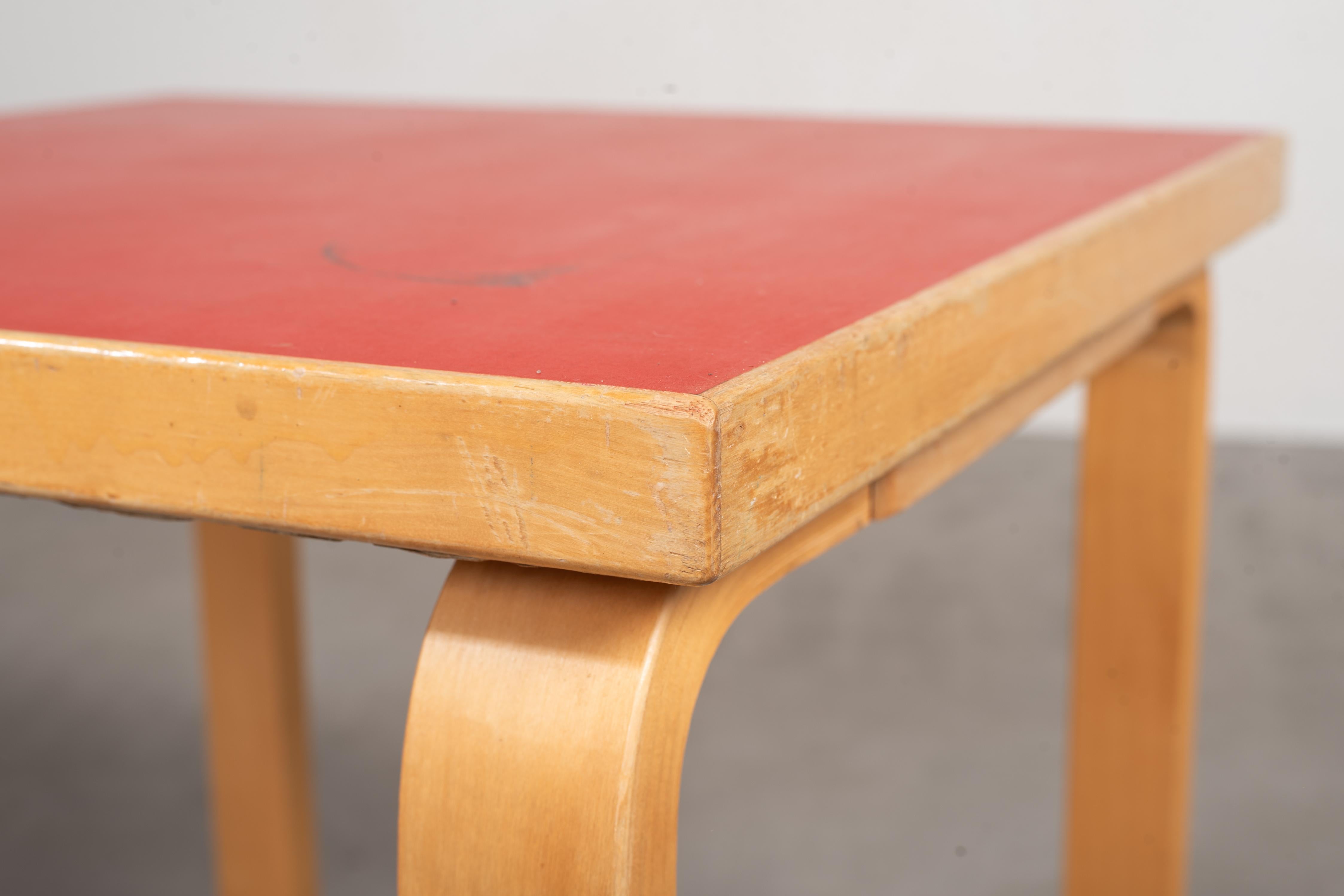Table vintage à plateau en linoléum rouge par Alvar Aalto+Aalto pour Artek, Finlande, années 1950 en vente 7
