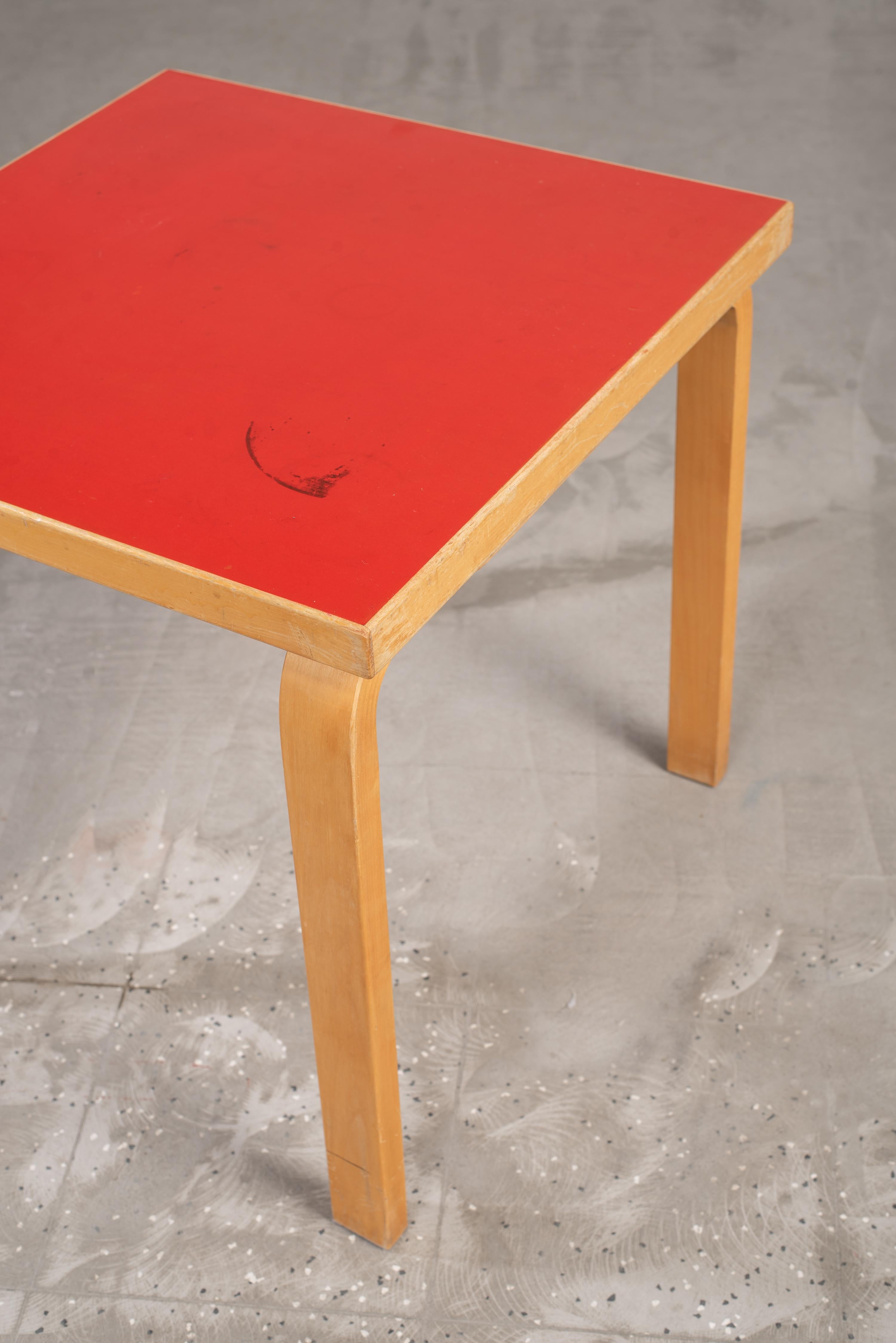 Table vintage à plateau en linoléum rouge par Alvar Aalto+Aalto pour Artek, Finlande, années 1950 en vente 8