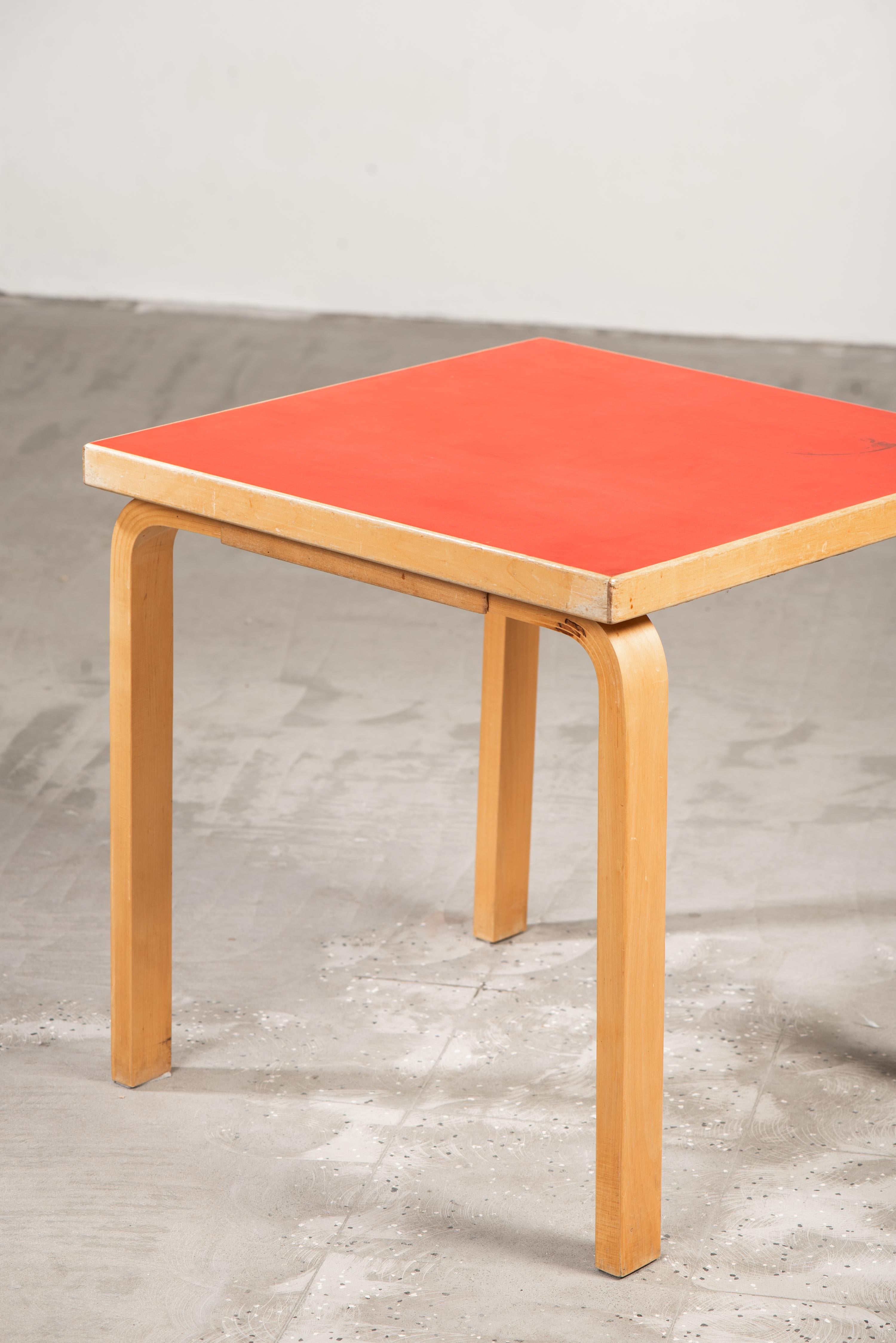 Scandinave moderne Table vintage à plateau en linoléum rouge par Alvar Aalto+Aalto pour Artek, Finlande, années 1950 en vente