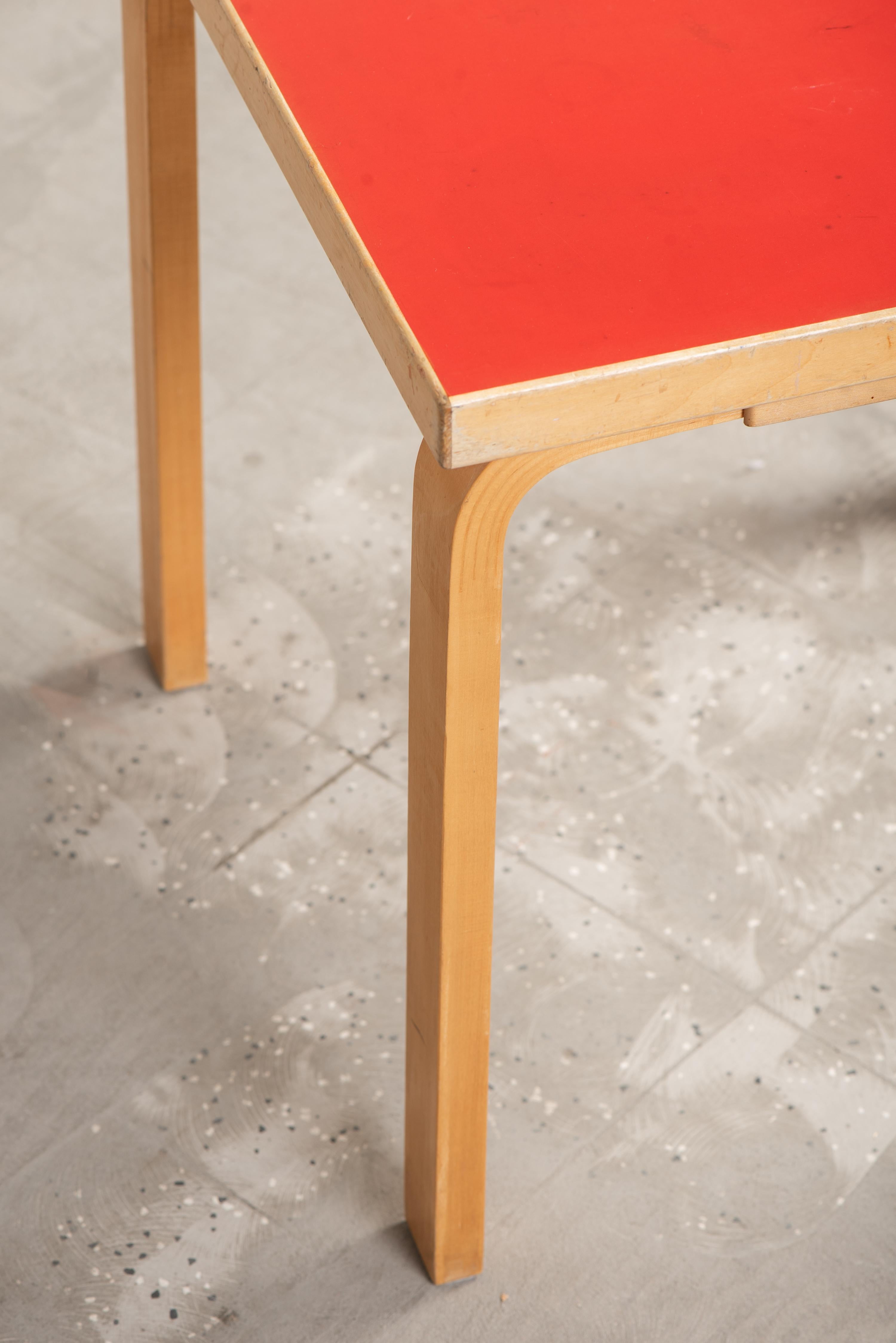 Finlandais Table vintage à plateau en linoléum rouge par Alvar Aalto+Aalto pour Artek, Finlande, années 1950 en vente