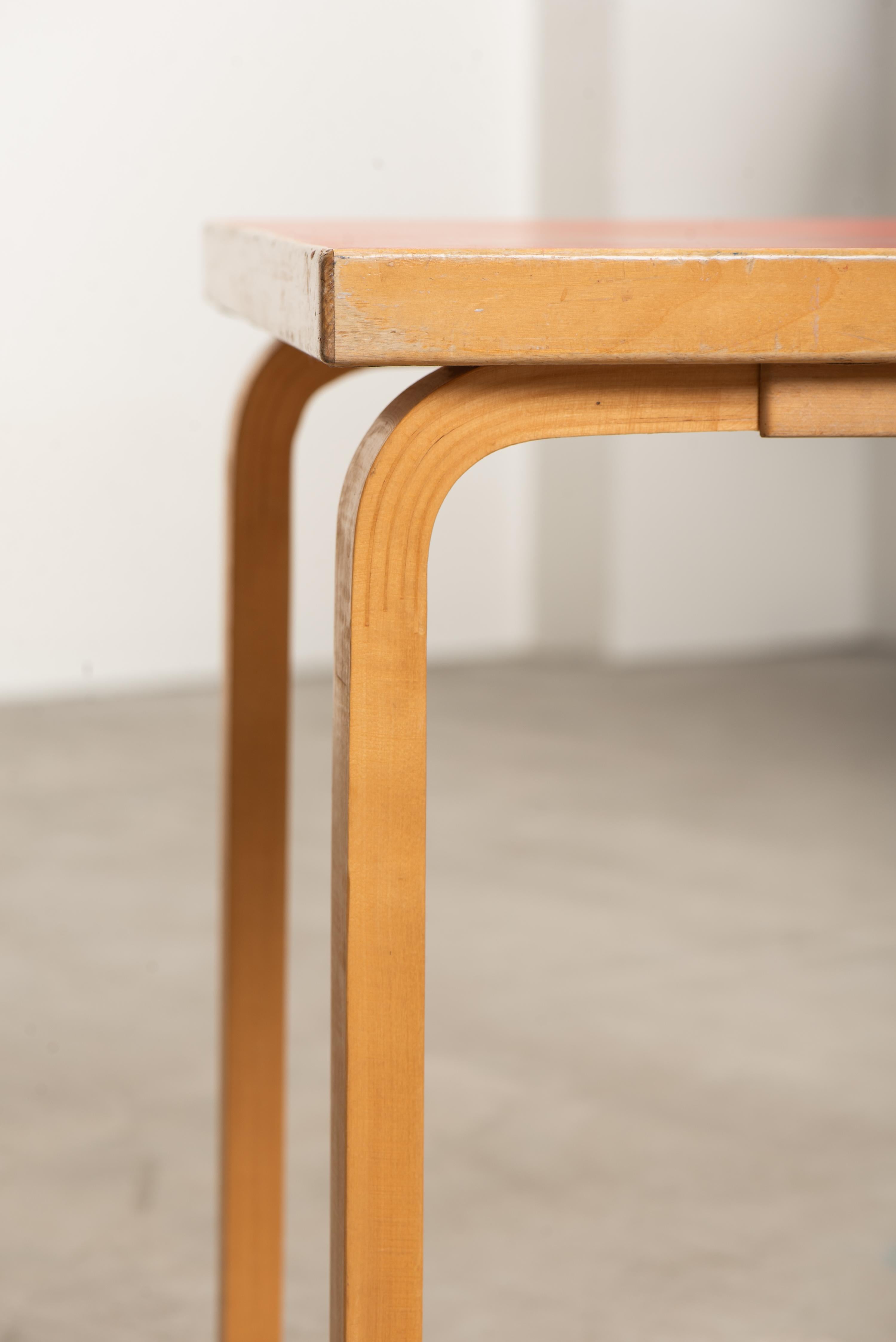 Table vintage à plateau en linoléum rouge par Alvar Aalto+Aalto pour Artek, Finlande, années 1950 Bon état - En vente à Karis, Nyland