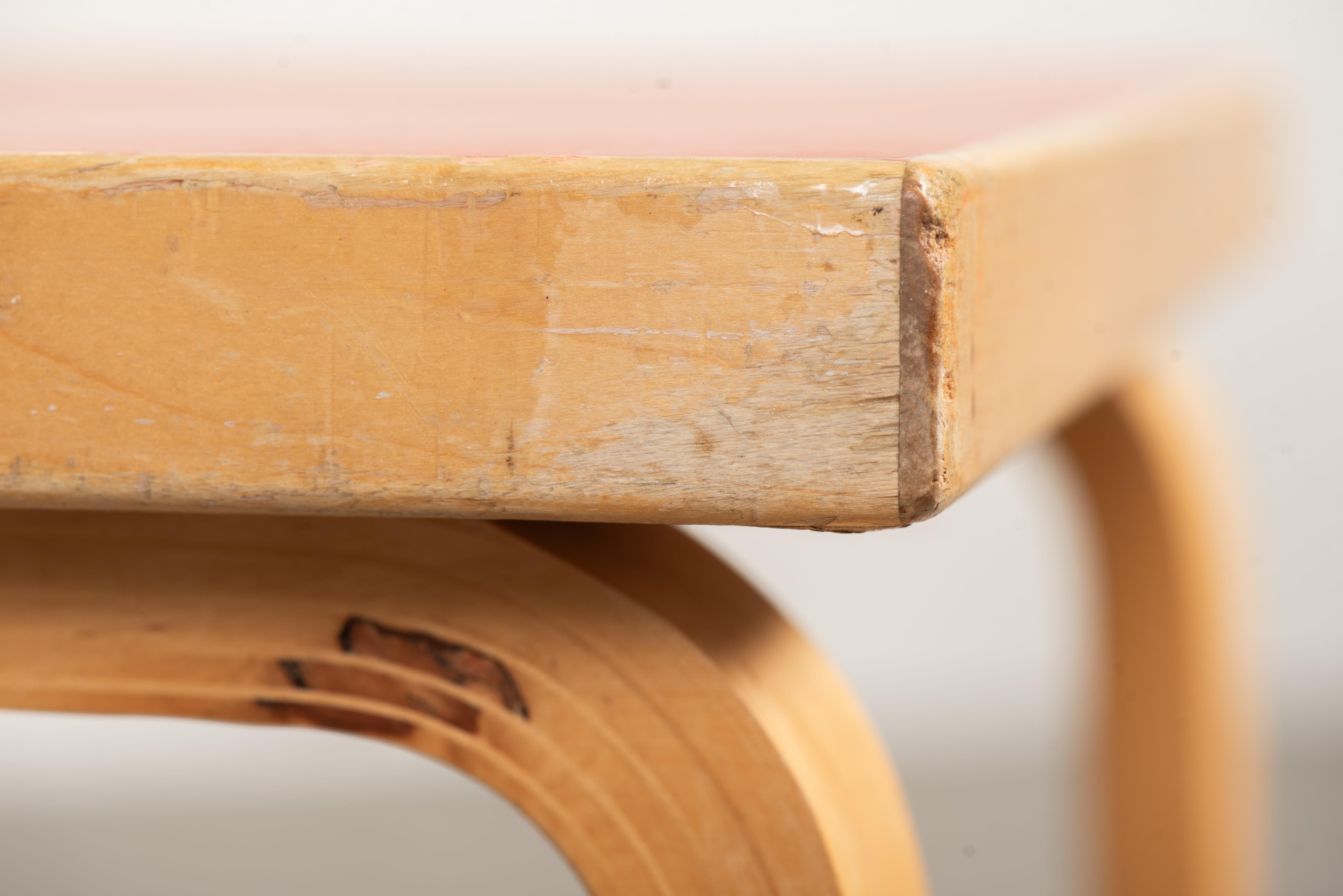 Milieu du XXe siècle Table vintage à plateau en linoléum rouge par Alvar Aalto+Aalto pour Artek, Finlande, années 1950 en vente