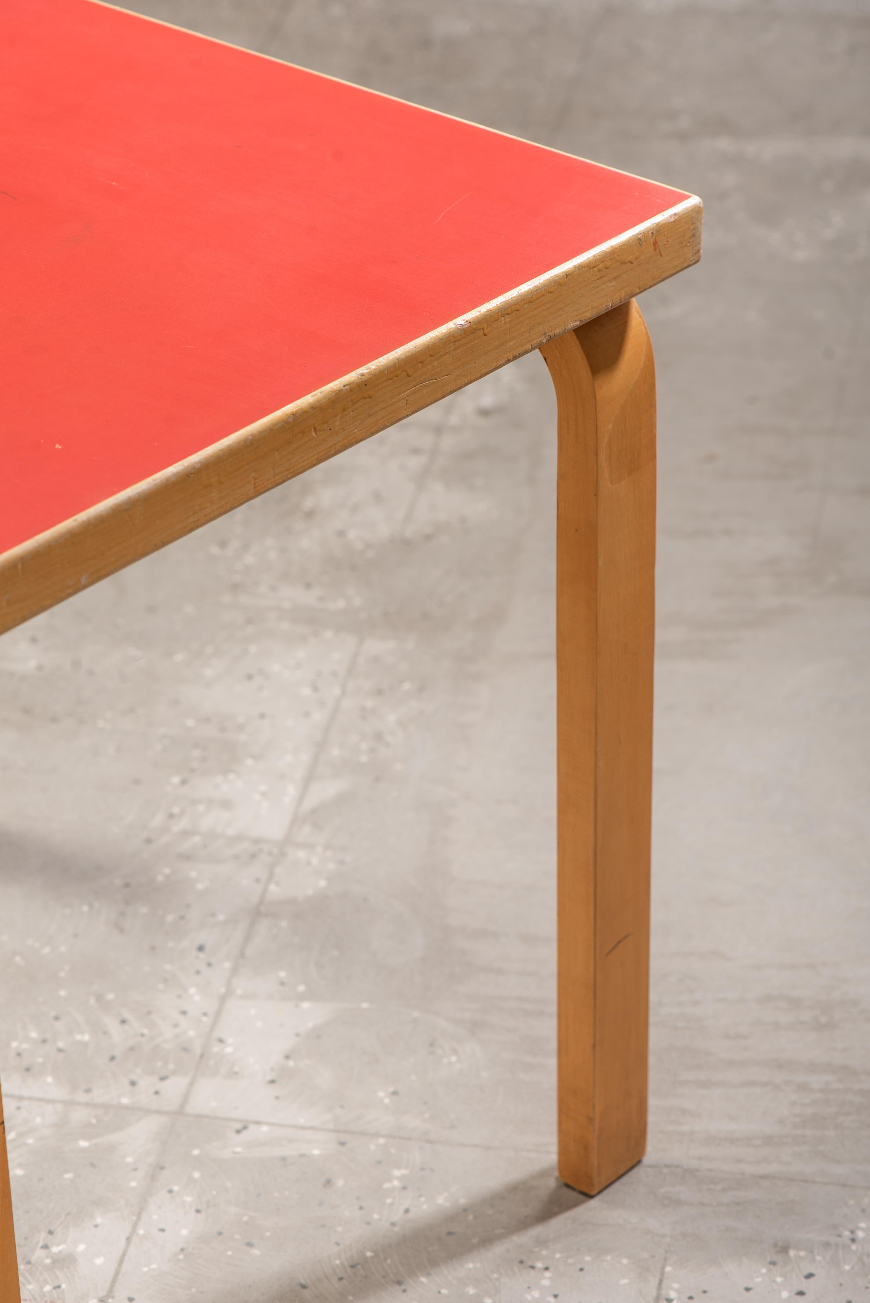 Table vintage à plateau en linoléum rouge par Alvar Aalto+Aalto pour Artek, Finlande, années 1950 en vente 1