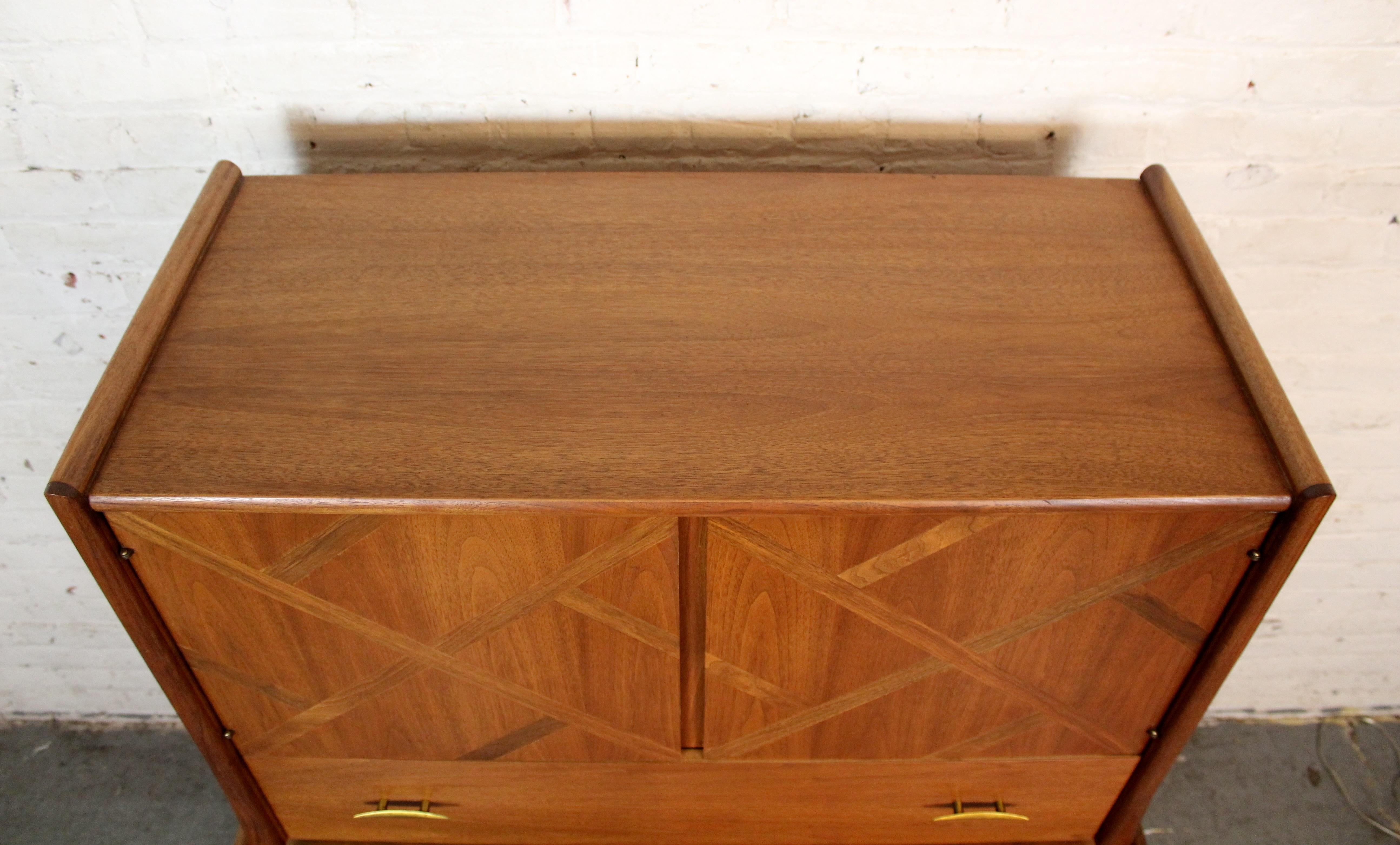 Mid-Century Inlaid Walnut Highboy by Red Lion Furniture In Good Condition For Sale In Brooklyn, NY