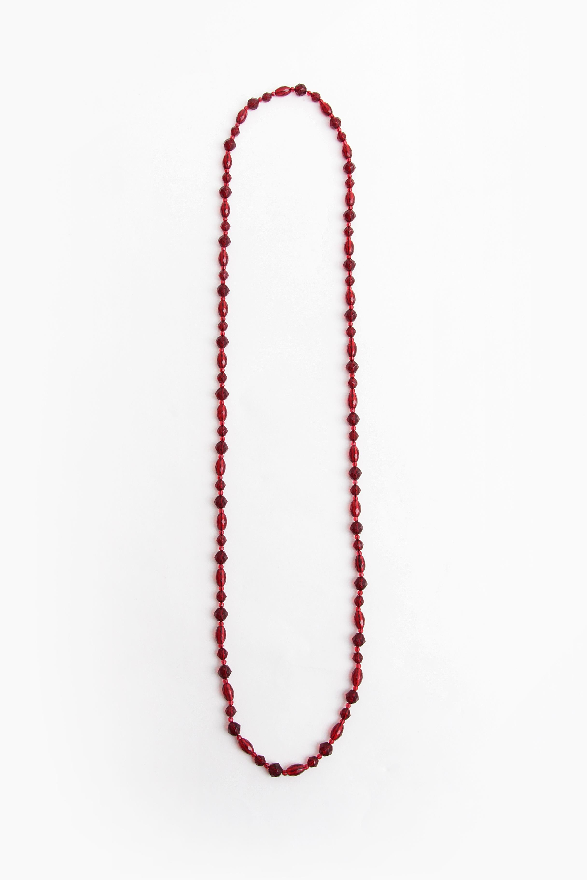 Do you also want to wear something nice and especially something that others don't have, this might be something for you. These beads have a beautiful red color.

This is an amber necklace which is strung with irregular pieces of amber, and