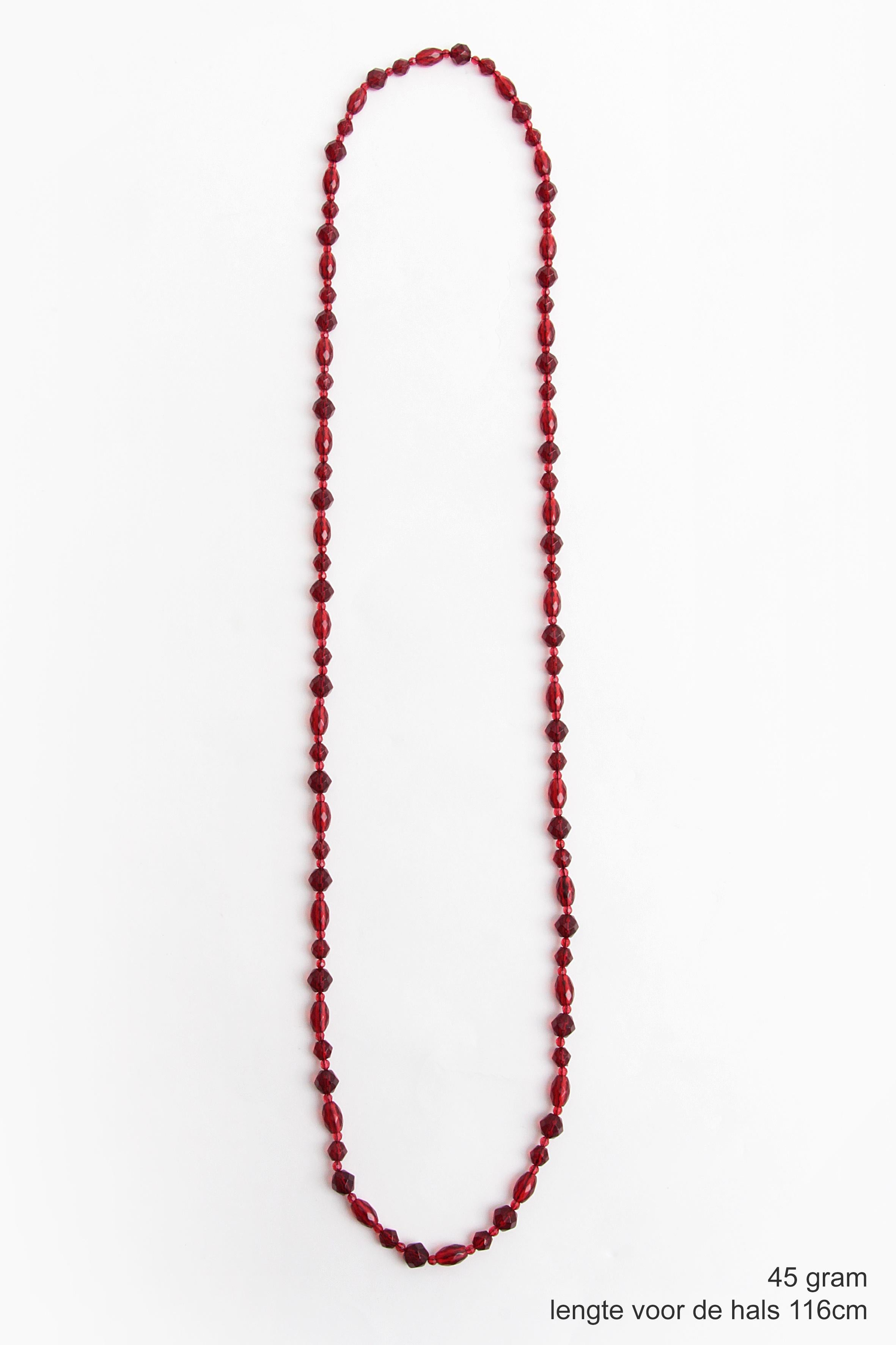 Vintage Rote lange Bernstein-Halskette, 1960 (Baltisch) im Angebot