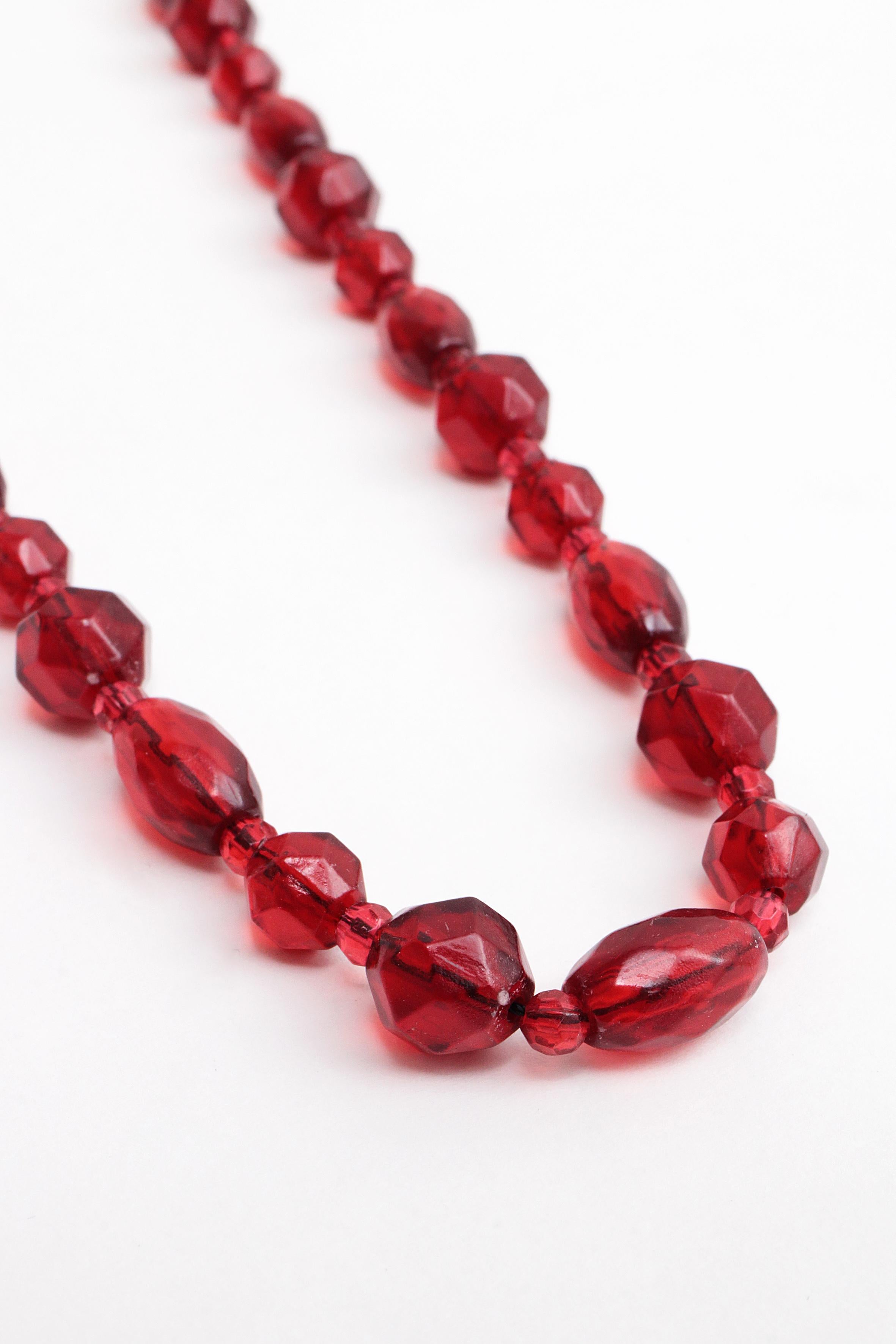 Vintage Red Long Amber Necklace, 1960 In Good Condition For Sale In Oostrum-Venray, NL