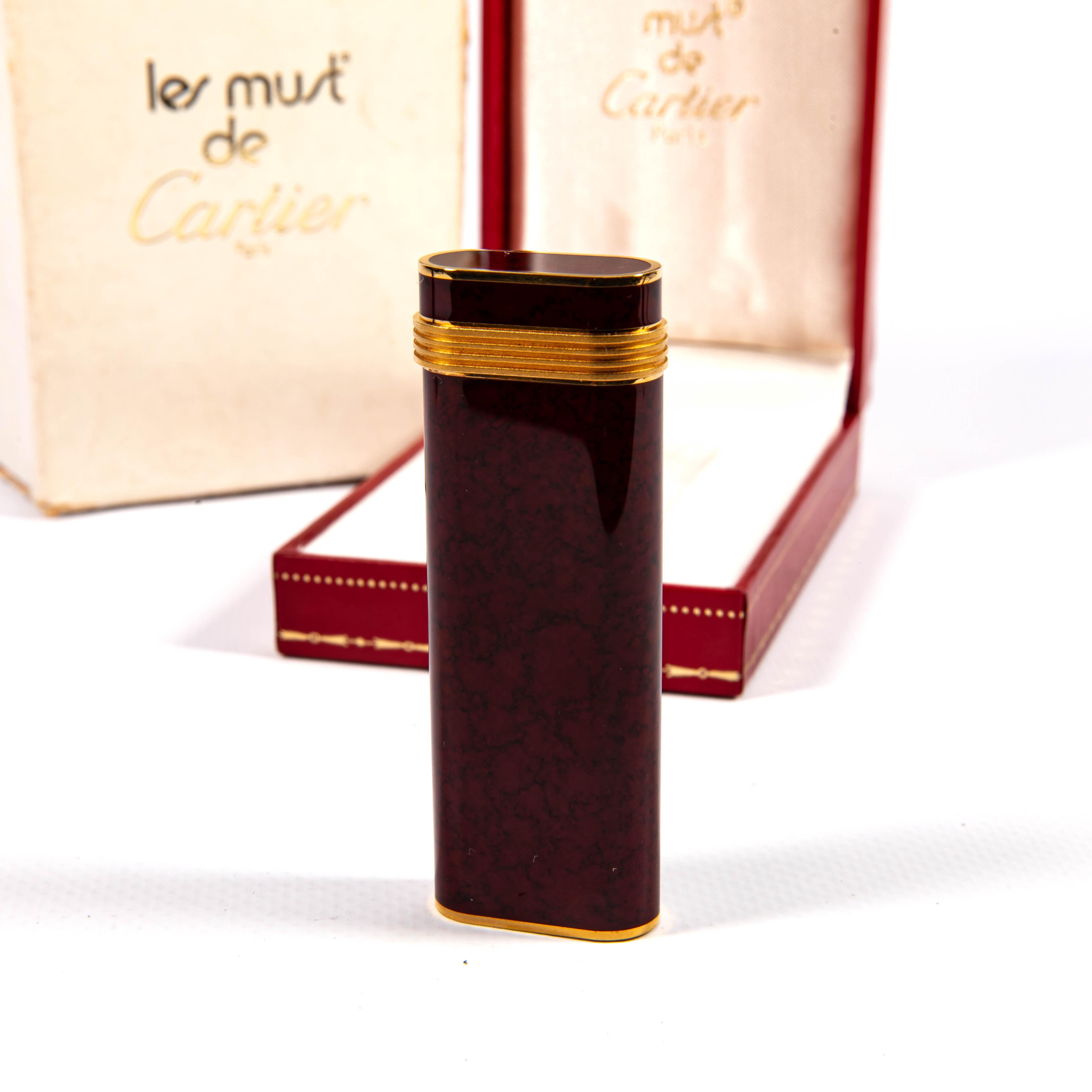 Vintage Red Marble Lacquered CARTIER Les Must Lighter in Box 1990s In Excellent Condition For Sale In DELFT, NL