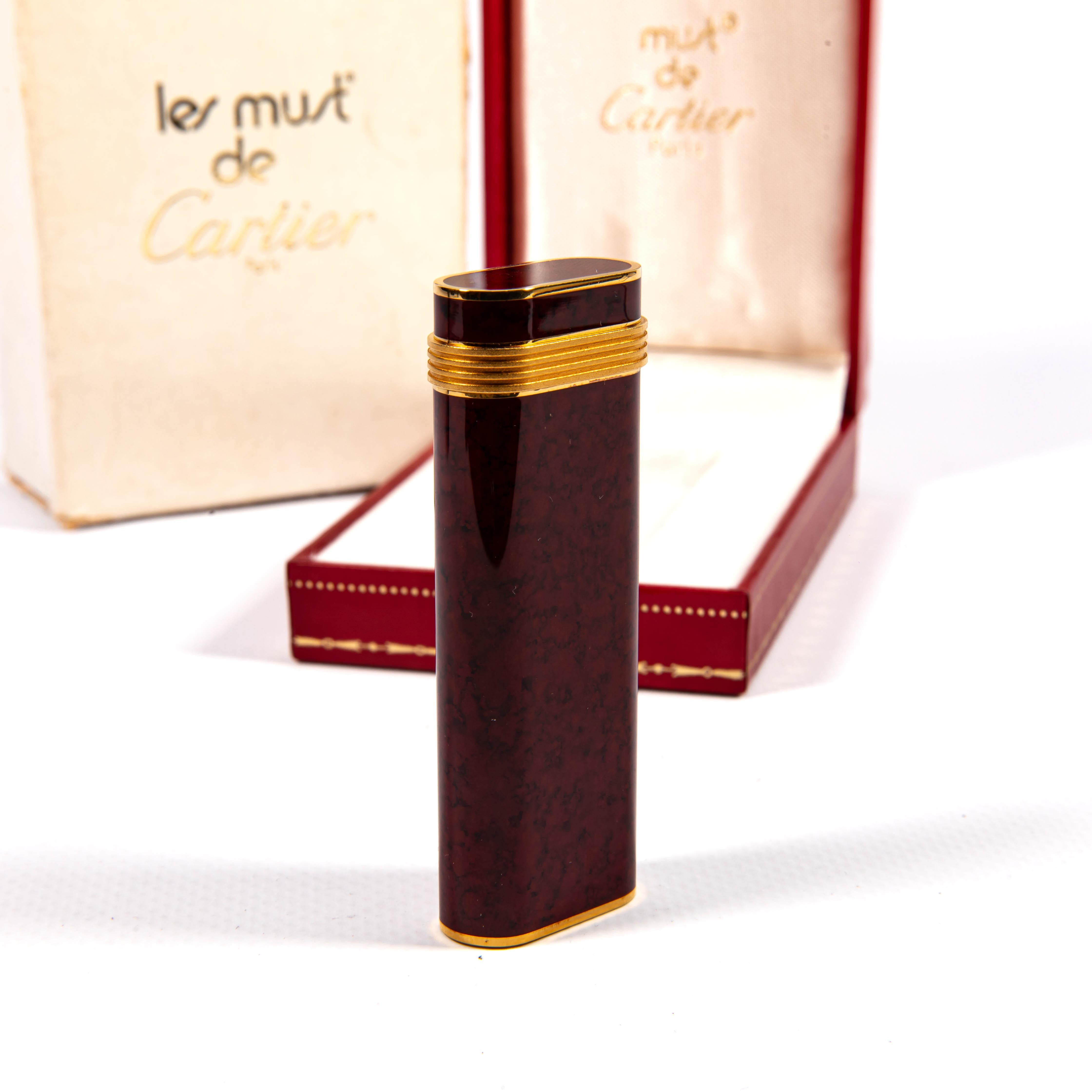 Women's or Men's Vintage Red Marble Lacquered CARTIER Les Must Lighter in Box 1990s For Sale