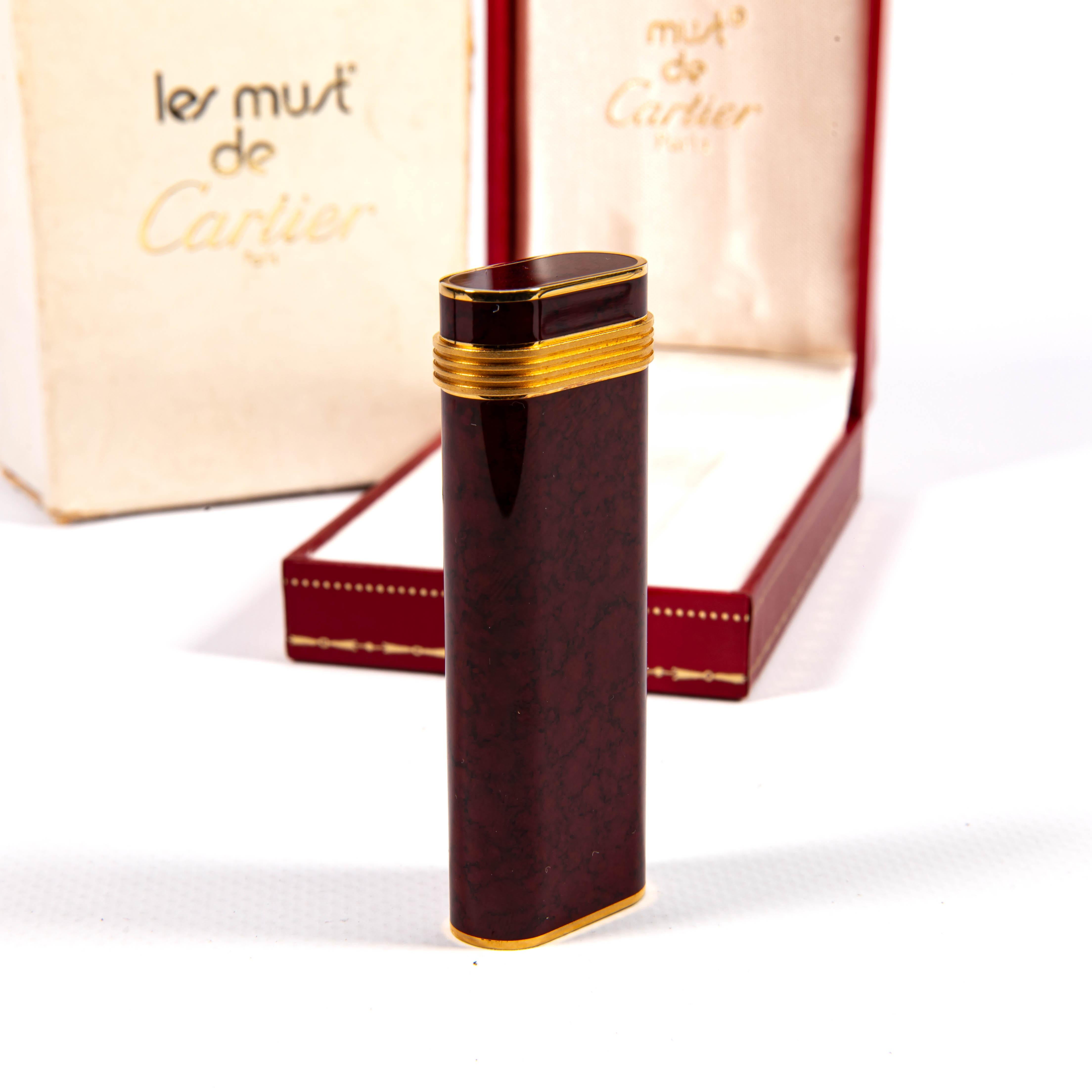 Vintage Red Marble Lacquered CARTIER Les Must Lighter in Box 1990s For Sale 2
