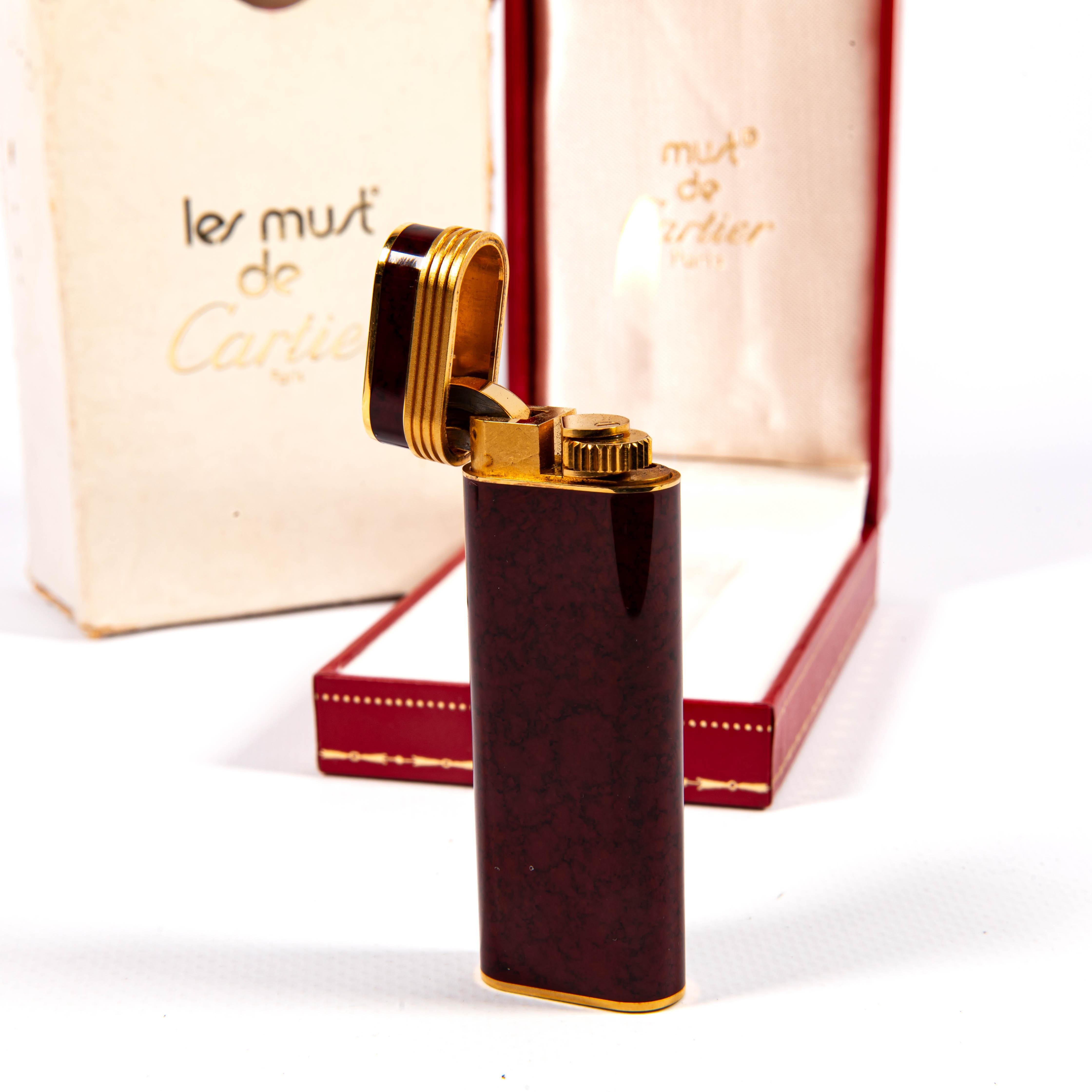Vintage Red Marble Lacquered CARTIER Les Must Lighter in Box 1990s For Sale 3