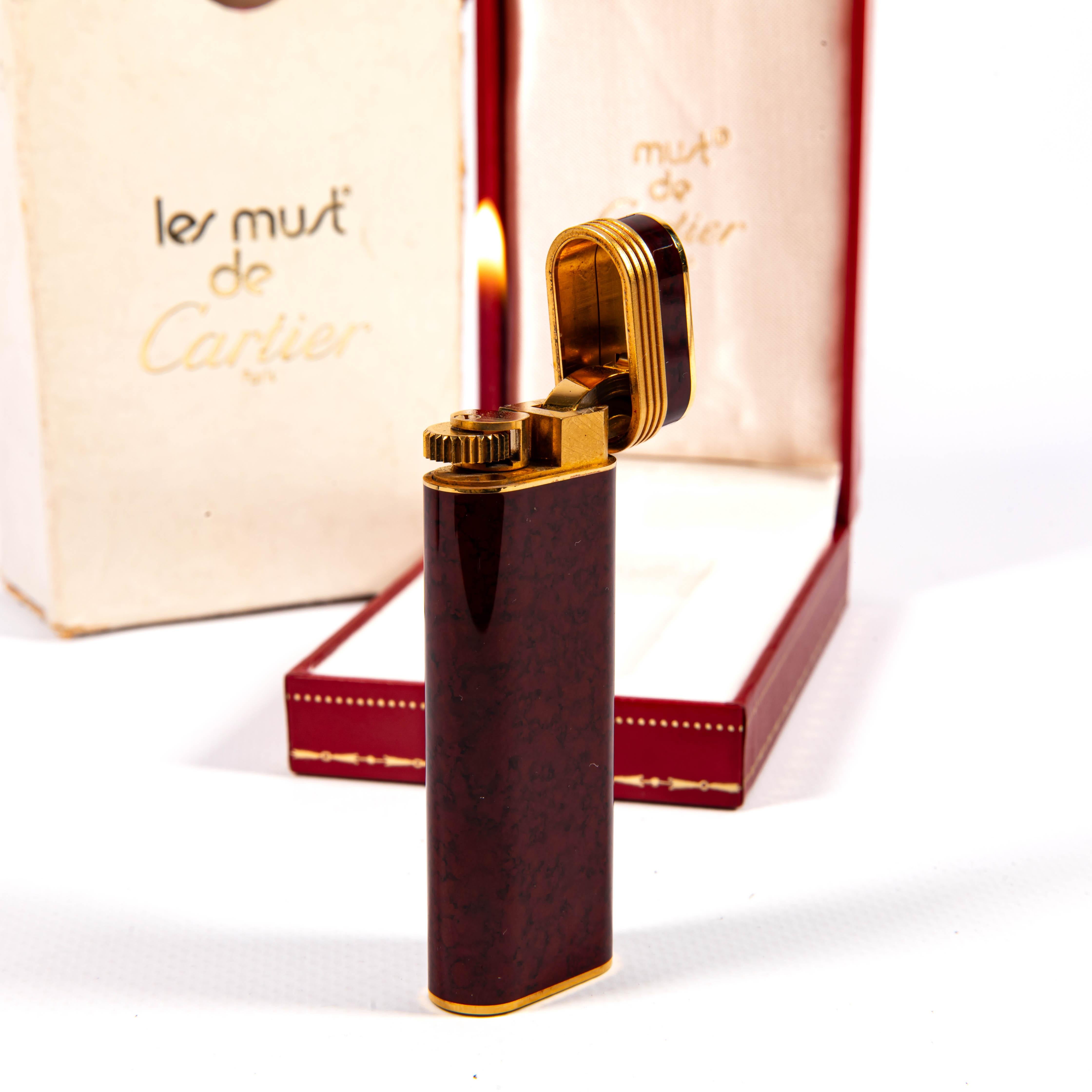Vintage Red Marble Lacquered CARTIER Les Must Lighter in Box 1990s For Sale 4