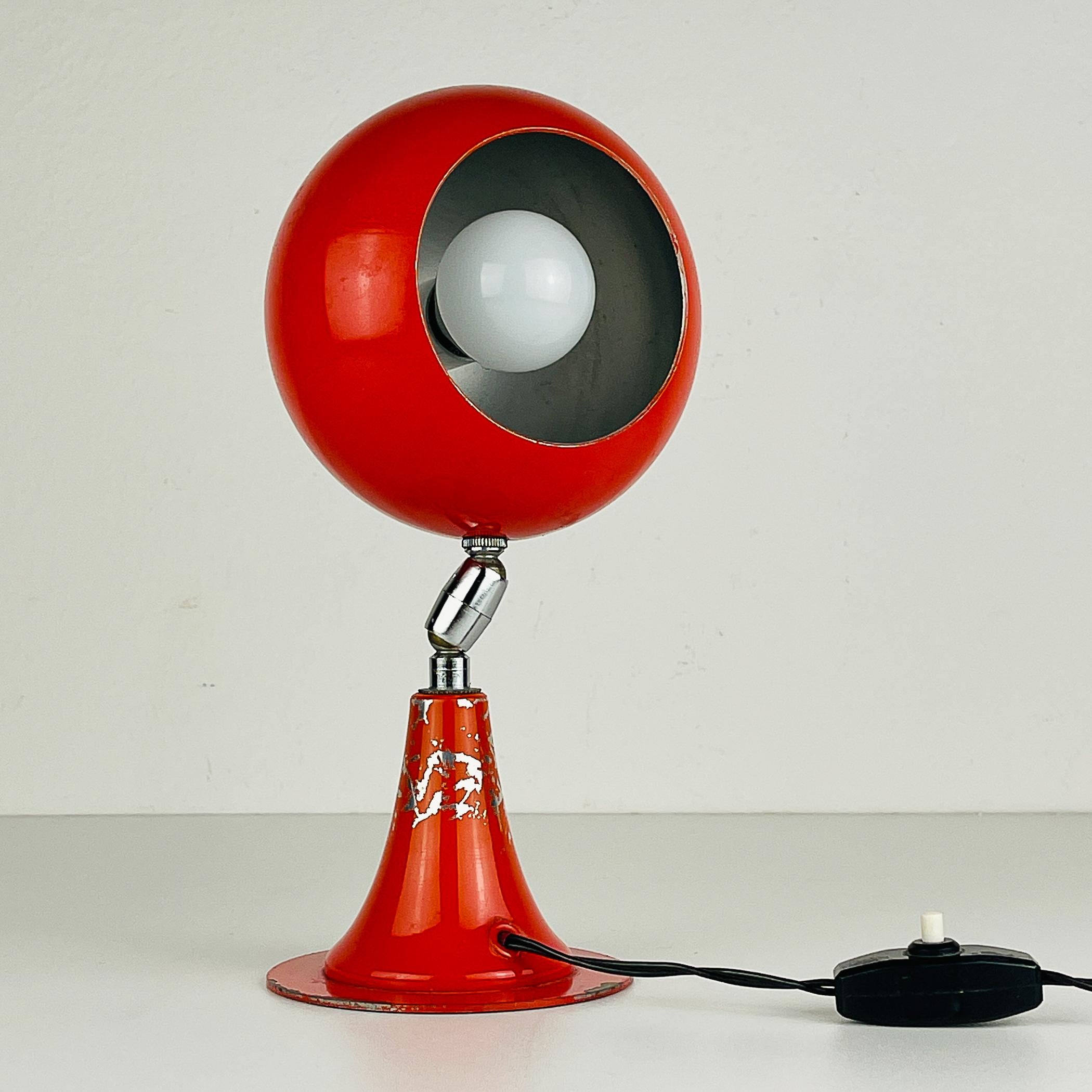 Vintage red metal desk lamp Eyeball Italy 1970s For Sale 5